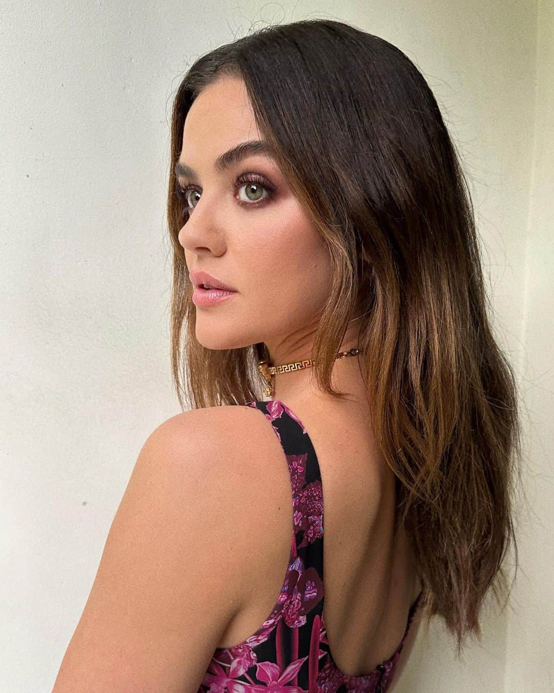 ルーシー・ヘイルのインスタグラム：「versace and some new moon glam for the @fashiontrustus gala 🖤 Makeup by @kdeenihan  Hair by @hairbyjohnd  Styling @erinwalshstyle @versace」
