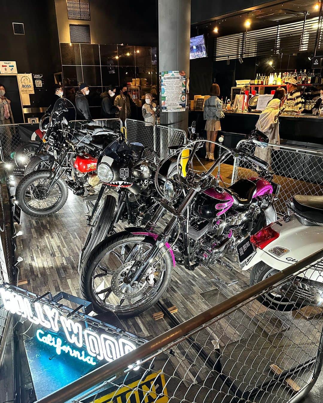 Mai Yamadaさんのインスタグラム写真 - (Mai YamadaInstagram)「久々に会えた"はっちー"こと蜂谷晏海ちゃん🤍  TOKYO BBのライブにご一緒させてもらいました☺️ YouTubeで見てたTOKYO BBの出演者の皆さんが勢揃い！ バイクかっこよかった〜🏍✨  生でハンバーグ師匠の「ハンバーーーーグ」も聞けて感無量でした😂  はっちー、お誘いありがとう🫶🏻 次は飲みに行こうねん🍻  #TOKYOBB #bikebakatokyo  #ライブ #お笑い #バイク は乗ってません😂 遅くなったけど#結婚おめでとう 🤍」3月23日 9時18分 - yamadamai_719