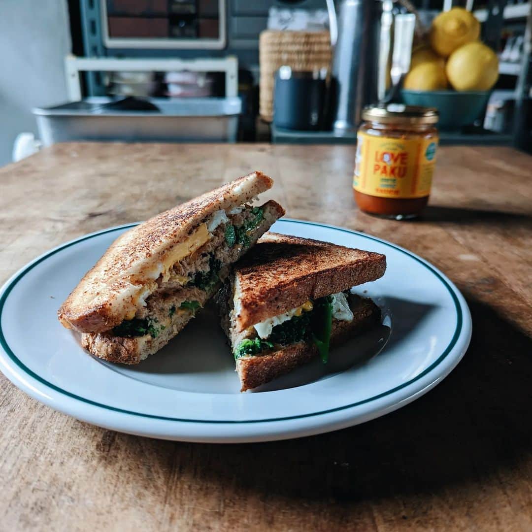 tamiのインスタグラム：「* #ホットサンド *  3月23日は ホットサンドの日🥪  ラブパクツナマヨ 目玉焼き ブロッコリー チーズ  ラブパクは ツナともマヨとも目玉焼きとも ブロッコリーともチーズともパンとも 相性が良き🫰  * #サンドイッチ #朝食#モーニング#昼食#ランチ #ラブパク#ラブパクソース @lovepakusauce #ホットサンドの日 #食事の記録#日々のこと」