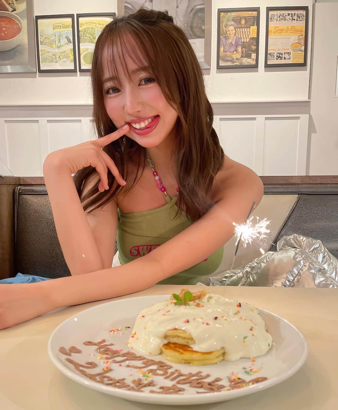 川谷花音のインスタグラム：「21歳になりました✨ 沢山のお祝いメッセージありがとうございます🌸  20歳になった時は大人になったな〜！ なんて思ったけど 実際はまだま〜だ子どもで 失敗や学び 色んな人に成長させられる日々です 出会えた皆さんに感謝してます☺️  21歳はとても特別な数字で なぜなら、 お母さんが私を産んでくれた年齢なのです🎶 ママには尊敬する事ばかりで いつでも１番の味方でいてくれ 私をここまで育ててくれて 本当に感謝しかないです。ありがとう❤️  これからも人生楽しく生きます🪐🎶」