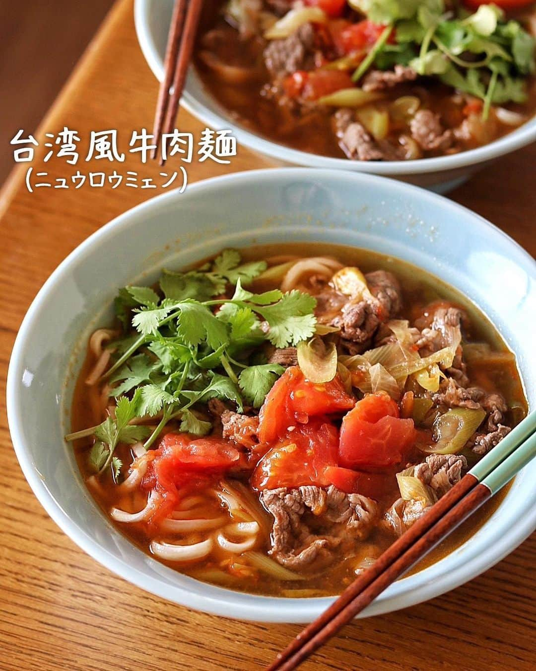 橋本彩のインスタグラム：「【冷凍うどんで台湾ごはん🇹🇼】 #台湾風牛肉麺(ニュウロウミェン)  全然こども向けじゃないけど、 自分が食べたいもの作りました😂❤️ (五香粉もルーロー飯以外にあまり出番がなくて余ってるし！)  シンプルな醤油スープに牛肉とトマト🍅 これだけでおいしいです◎  本場のものは塊肉を香味野菜と じっくり煮込んで作るのですが、  牛塊肉なかなか買えないので🥹 そこは薄切り肉でささっと。👌🏻 にんにくしょうがもおろしですが、 お店で食べたものに近く、 じゅうぶんおいしくできました😚  甘めの味が台湾風かなと思いますが トマトの酸味が気にならなければ 砂糖はお好みで減らしても大丈夫◎  ちょっとした外食気分も味わえるので アジアごはん好きな方はぜひお試しください〜🇹🇼✨ (五香粉はカルディで買えます〜！)  #時短レシピ #節約レシピ #簡単レシピ #冷凍うどんレシピ #台湾料理  #フーディーテーブル#お昼ごはんレシピ #簡単料理 #トマトレシピ」