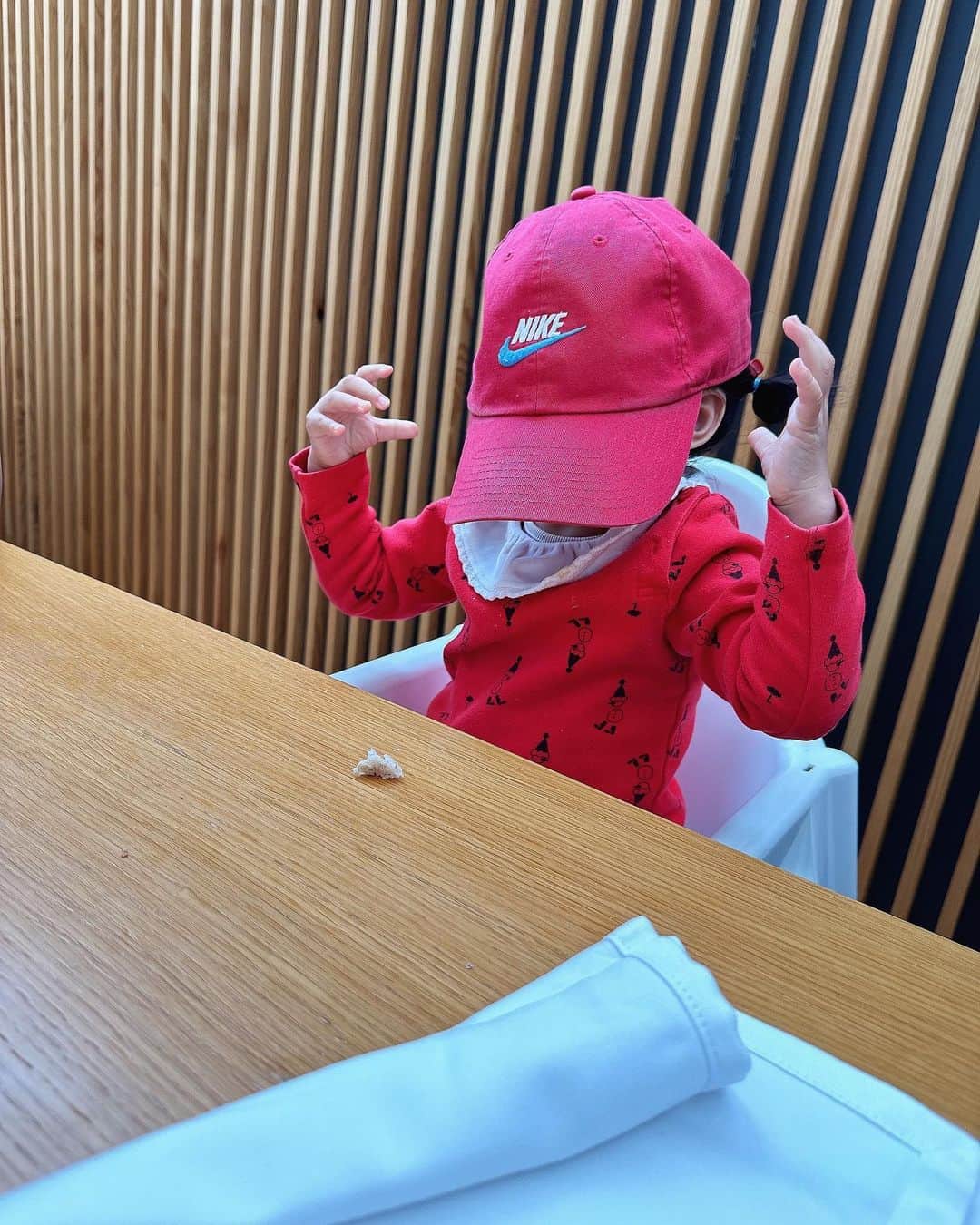 ユン・ソイさんのインスタグラム写真 - (ユン・ソイInstagram)「모자를 좋아합니다 ㅋㅋ  아빠는 피곤합니다 ㅋㅋ #16개월아기#모자#여행」3月23日 9時17分 - yoonsoy
