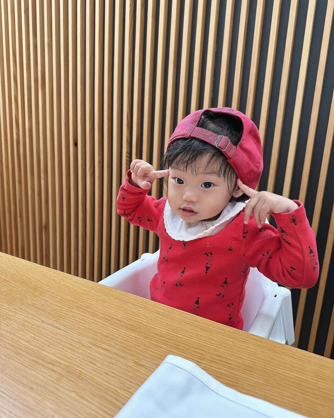 ユン・ソイさんのインスタグラム写真 - (ユン・ソイInstagram)「모자를 좋아합니다 ㅋㅋ  아빠는 피곤합니다 ㅋㅋ #16개월아기#모자#여행」3月23日 9時17分 - yoonsoy