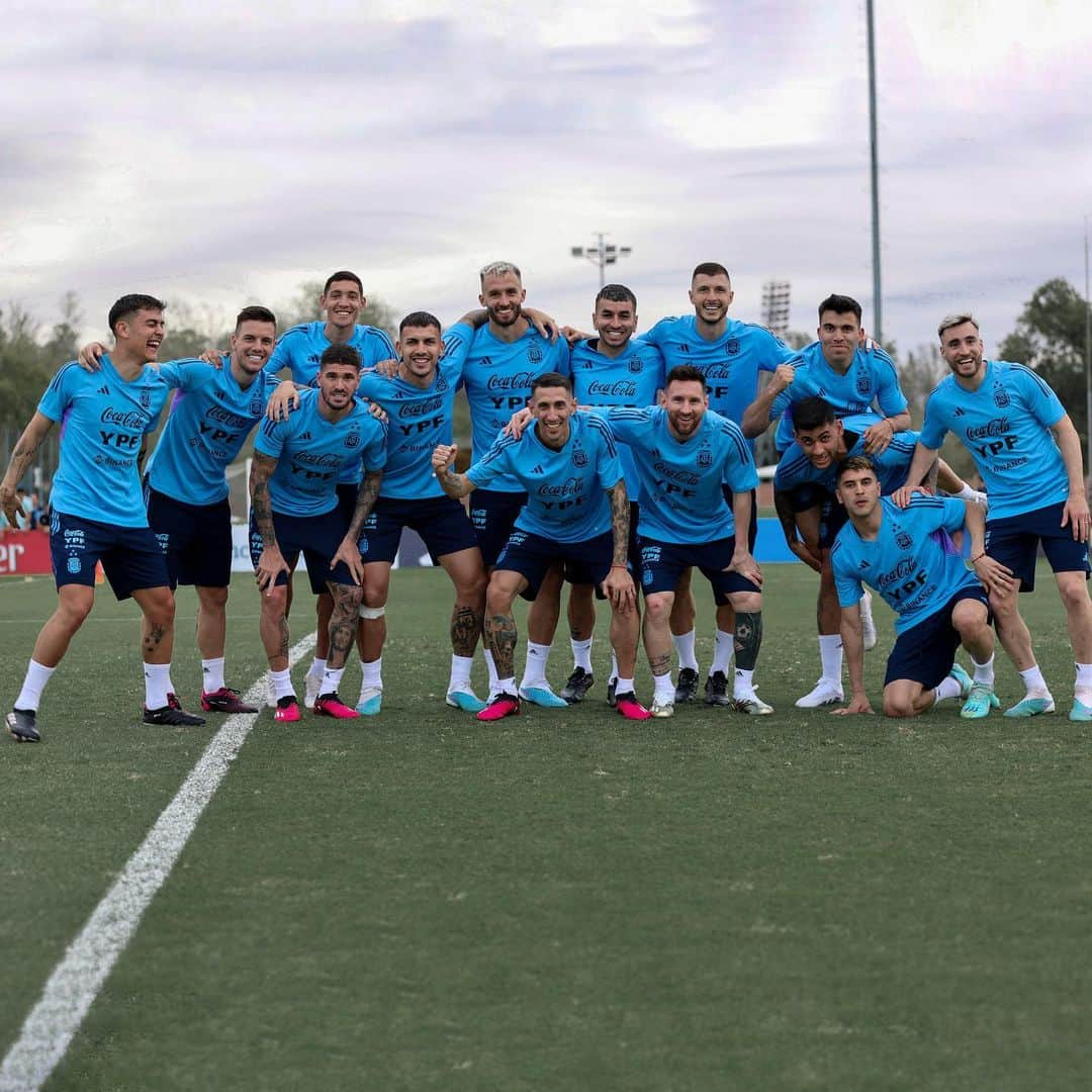 アンヘル・コレアのインスタグラム：「Equipoo 🫶🏻 Mañana un partido más, todos juntos 🇦🇷」