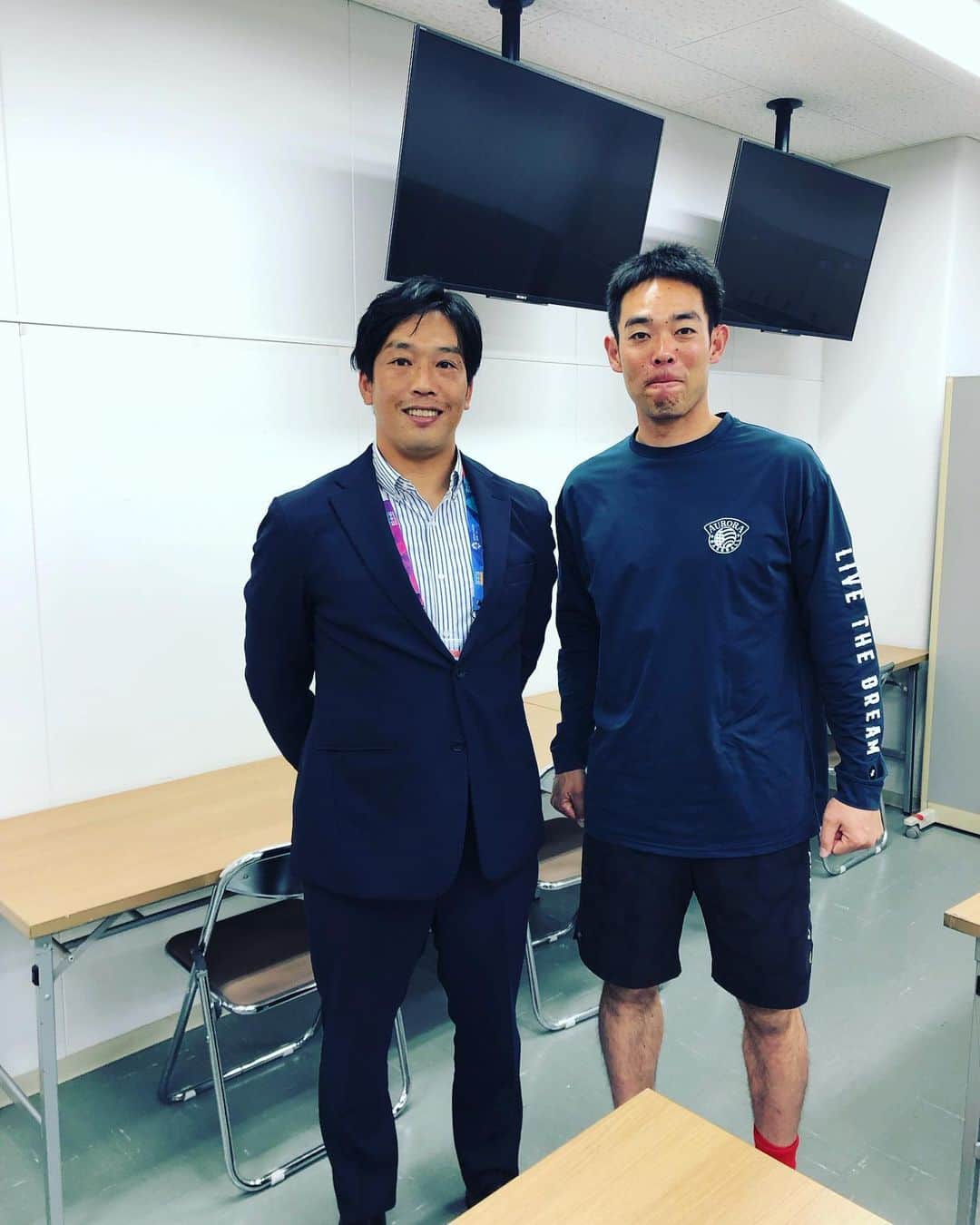 天谷宗一郎のインスタグラム：「CARPTIMES内で『天谷宗一郎の突撃トーク』がスタートしました👍  記念すべき第1回は秋山翔吾選手。 打撃論に始まり身体の整え方までプロフェッショナルな話を聞けました。  今年の秋山選手のハツラツなプレーに期待しましょう🏟️  #CARP #中国新聞 #CARPTIMES #秋山翔吾 選手 #professional #元気ハツラツ #天谷宗一郎 #写真から伝わる緊張感」