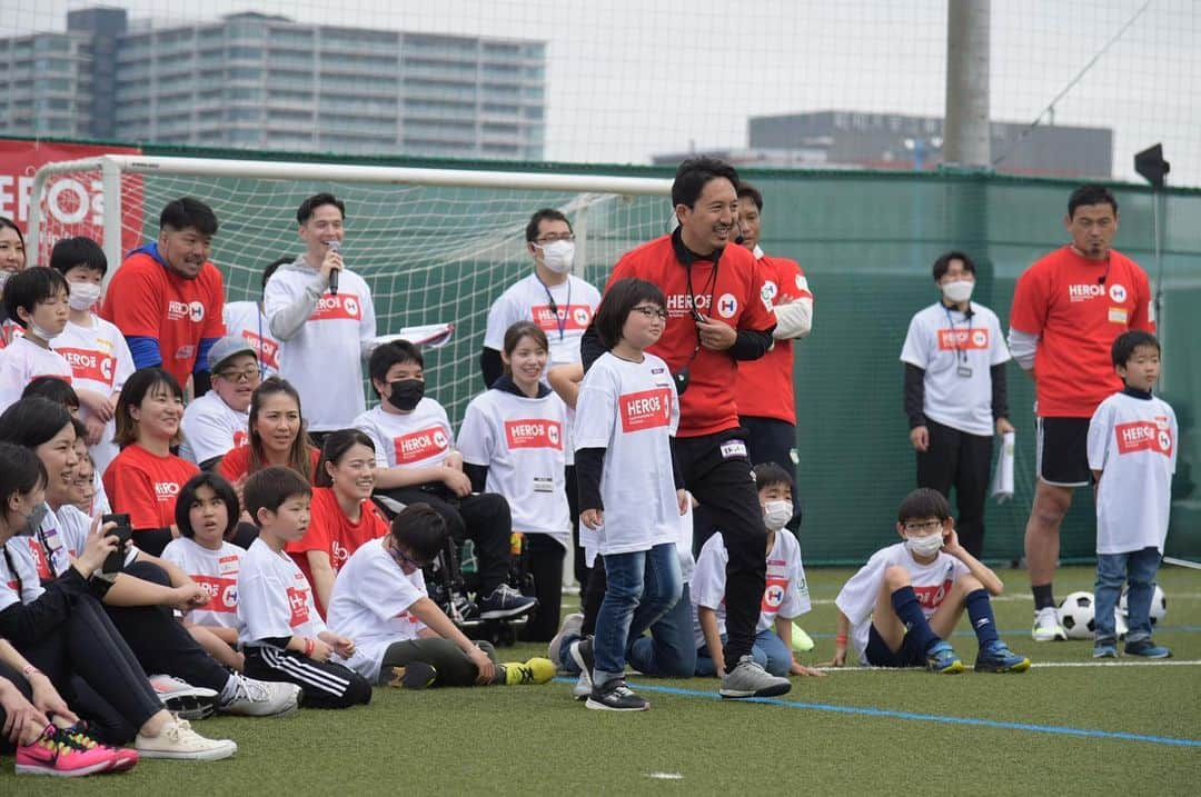 田中裕介さんのインスタグラム写真 - (田中裕介Instagram)「日本財団HEROsのイベント #HEROsDREAM に参加させて頂きました。  HEROs DREAMは アスリートとファンの協力により社会貢献活動を広げる寄付連動型プロジェクトです。 アスリートは「様々な困難に直面する子どもの支援」のために寄付を呼びかけ、参加・協力してくれたファンに対して”特別な体験”を提供します。  今回は、サッカー選手やラグビー選手中心にアスリート総勢30名と一緒にスポーツ交流＆BBQができる「夢の交流会」を開催しました。  普段なかなか会うことのない団体の方々や他業種のアスリートの方々、一般応募参加の方々でスポーツ交流を行いました。  一言で最高に楽しい時間を過ごす事ができました。 私自身初めての参加でしたが、参加した全ての方々の笑顔を見れた事がとても嬉しかったです。そして多くの情報や知らなかった知識を学ぶことができました。  こんな素敵な企画に呼んで 頂き感謝しかありません。  参加された子供達の中には重い病に立ち向かってきた子や 足や耳が不自由な子達がいました。 彼らがスポーツを満面の笑みで楽しんでいる姿や積極的にコミュニケーションを取ろうとする姿を見て私は元気をもらいました。  『誰かのため、社会のため、未来のため Sportsmanship for the future』  HEROsの掲げるビジョン アスリートの社会貢献活動の推進により、スポーツでつながる多くの方の関心や行動を生み出し、社会課題解決の輪が広がる未来をつくります。  私もこのビジョンに賛同して引き続き活動していきたいと思います。  @heros_nippon_foundation  #HEROs #HEROsDREAM  #日本財団」3月23日 9時36分 - yusuketanaka_official