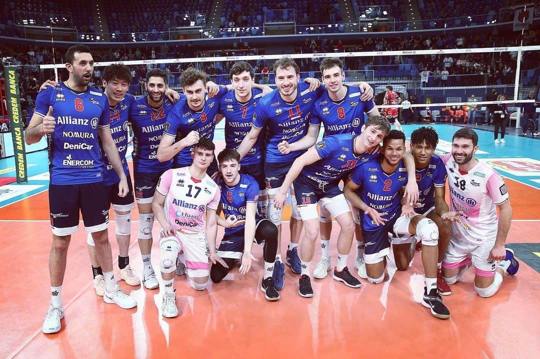 石川祐希のインスタグラム：「. .   まだまだここから🔥  @powervolleymilano  #descente #デサント #vaam #ヴァーム #colantotte #コラントッテ #asics #アシックス #italia #serieA #superlega #pallavolo  @legavolley」