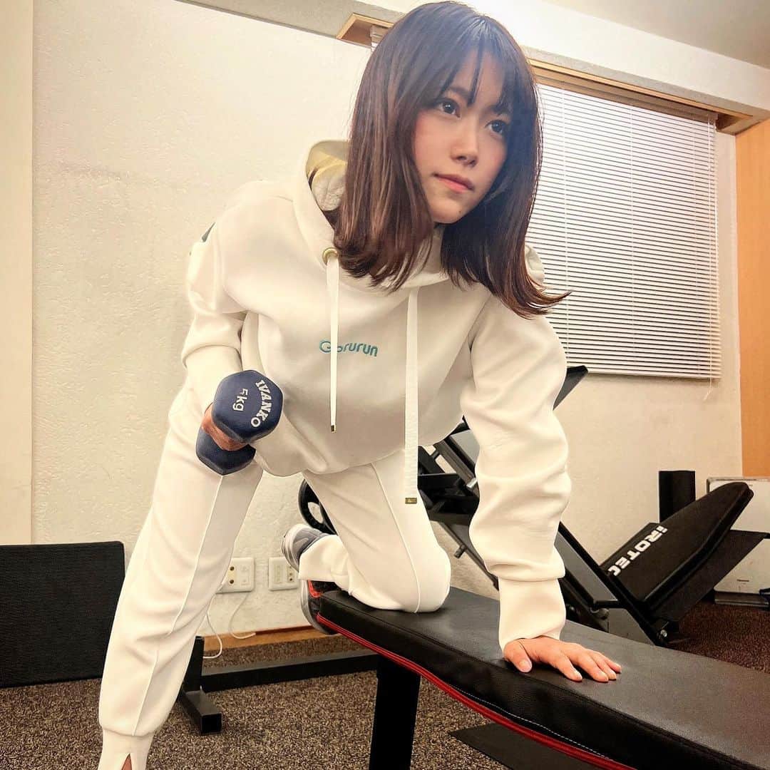 山内鈴蘭のインスタグラム：「今日もゴルフの為に朝トレ😤🔥  ・腕から脇、肩甲骨から脇腹の筋肉の強化 ・股関節のストレッチを含めた下半身強化 ・二の腕の引き締め(これは永遠の悩み🫣笑)  を重点的に今日はやってきた😤🔥  @revias_official に通い始めてから約2ヶ月経ったのだけど、確実に体の変化を感じる！！  股関節周りの体重移動がしやすくなったり、スイング時のスウェーがしなくなったり、体幹が強くなってきてドライバーの飛距離が全然違う！！！  本当にトレーニングの大切さを感じてる😊🌸  全体的に飛距離が伸びて、 セカンドで持つクラブが変わってきてる。  続けることの大切さ！ ジムに来ることで家で続けられない私でも、続いてる🤣  本当にトレーニング始めてよかった！頑張るぞーーー😤😤😤😤😤  @gorurun_  のウェアはトレーニングウェアにもなる伸縮性と速乾性に優れてるから、モックネックアイテムとか是非着てみてね🥺🔥⛳️  #ジム #トレーニング #トレーニング動画 #トレーニング女子 #股関節ストレッチ #肩甲骨ストレッチ #下半身痩せ #上半身痩せ #ゴルフ #ゴルフトレーニング #ゴルフスイング #飛距離アップ #ゴルフ女子 #ゴルフ好きな人と繋がりたい」