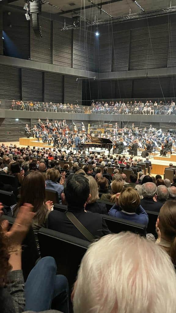 反田恭平のインスタグラム：「It was an absolutely wonderful and great experience first day!!!  Thank you Münchner Philharmoniker and maestro.  I've never had 8times curtain calls before!  ミュンヘン・フィルとの初日が終わりました。 めちゃくちゃ楽しかったなー 今夜はなかなか寝付きそうにありません！ 8回(だったけ？)のカーテンコールは人生最多でした🇩🇪  @munich_philharmonic @rafaelpayareconductor  #munich #rachmaninoff #kyoheisorita #反田恭平」