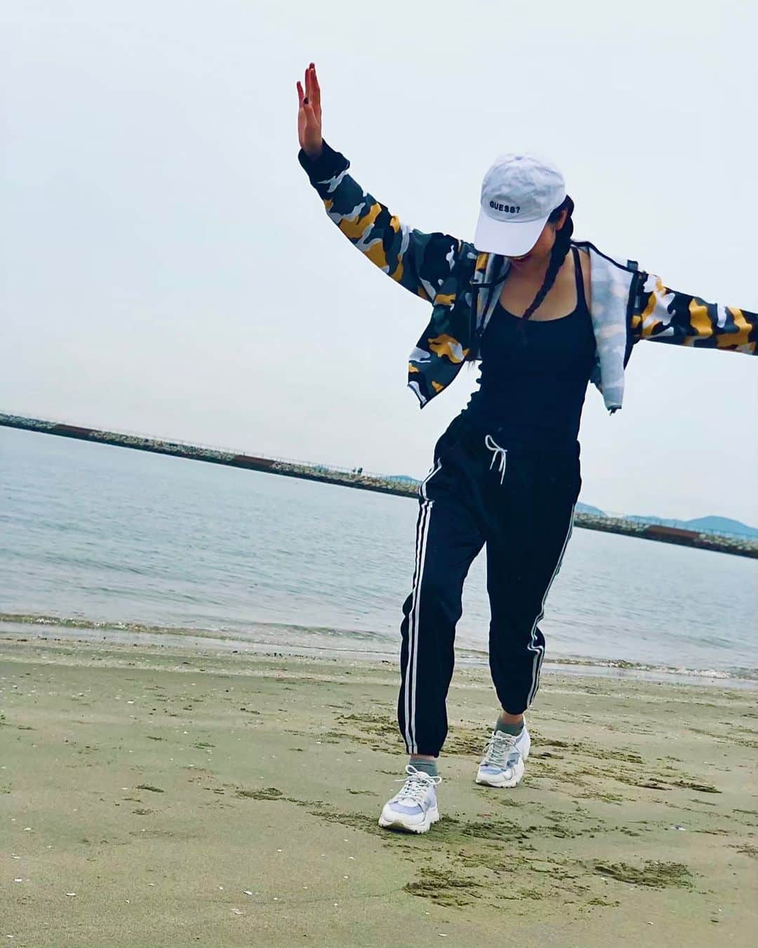 山岡美穂のインスタグラム：「こんにちわ🌸 いつも応援してくださってる皆様、少しばかりモデル業お休みさせて頂きます😌 万全MIHOになるための充電期間です🔋🔌 身体の中に悪者が潜んでしまいドキドキの入院と手術してきます🫡 入院と手術とましてや全身麻酔！ こんな経験なかなかないのである意味どんなものなのか気になります😳🧐🤨 完全復活MIHOになりましたらまたガツガツモデル業させていただきます！ その際はお仕事たくさんさせて下さい🙇‍♀️✨ お仕事休業させていただく形になってから今一度今までの自分の振り返りとこれからどうしていきたいのか考える時間を過ごして、やっぱりモデルがしたい！！ モデルをこれからも出来る限り続けていきたい！改めて自分の気持ちに気付くことができました。 これもすごく自分にとって大切な大事な時間だなと感じています。😌 また新しく作品撮りもしていきたいです！ New MIHOとしてこれからも頑張っていきたいです！ 完全復活してまたMIHOをよろしくお願いいたします🙇‍♀️🙇‍♀️🙇‍♀️」