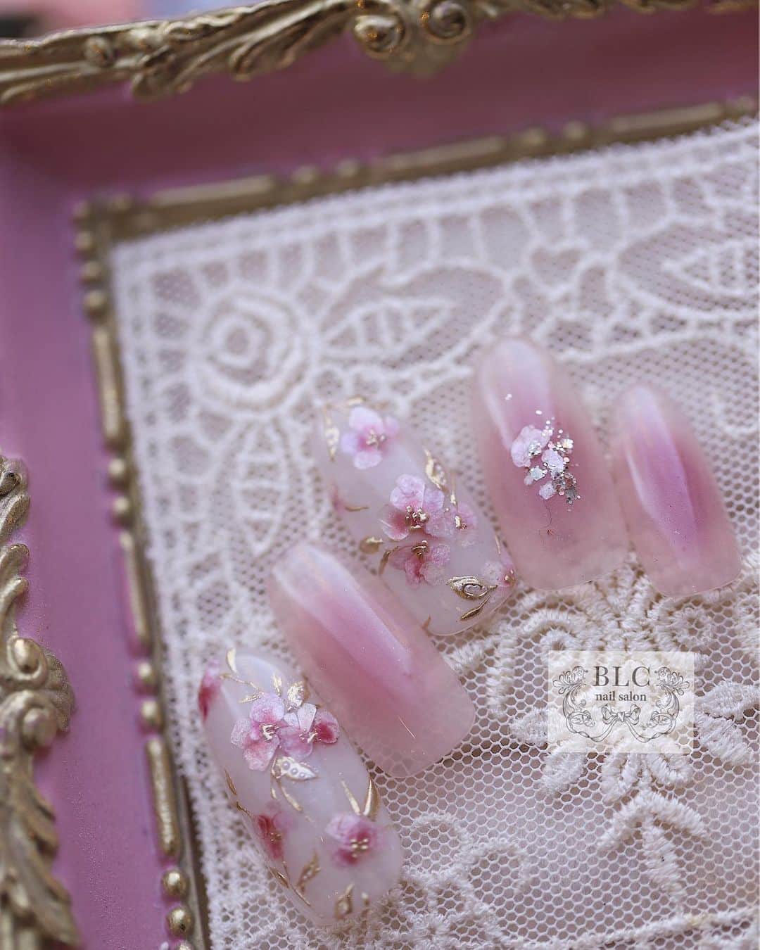 田辺さおりさんのインスタグラム写真 - (田辺さおりInstagram)「BLC for Corde 石のカケラ＆くるみ の 石のカケラを 使って 桜刺繍♡  Diorのドレスからイメージ。  ーーーーーーーーーーーーーーーーーーー  ◾︎◾︎BLC nail salon◾︎◾︎ 新潟県新潟市中央区東中通1番町86-84nsテラス1F 025-211-4187 #新潟ネイルサロン   #BLCnail#blcnailsalon#nail #田辺さおり#新潟市ネイルサロン#新潟ネイル#ジェルネイル #フレンチガーリー#フレンチガーリーネイル#ガーリーネイル#akzentz #アクセンツ#luxiogel #新潟ブライダル#新潟結婚式#新潟ブライダルネイル#綺麗めネイル #刺繍ネイル#インド刺繍」3月23日 9時55分 - blcnailsalon_saoritanabe