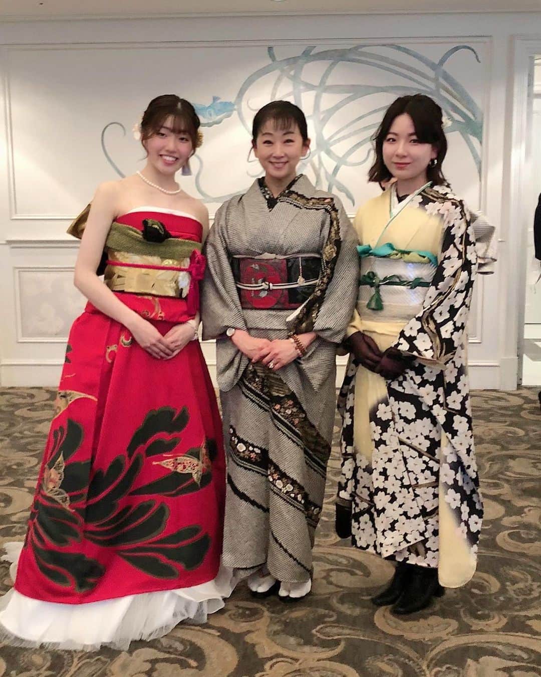 南かおりのインスタグラム：「昨日は着物学院の👘パーティ！ 司会しながらめちゃくちゃ楽しんでました！ そしてこの振り袖をドレスのように着るという…素晴らしい！ブログ更新したよ  お母様が成人式で着た振り袖で結婚式お色直しとかされる方増えてるんだって 『3/22(水)着物学院の春の園遊会！』   https://ameblo.jp/kaorintanken/entry-12794995334.html」