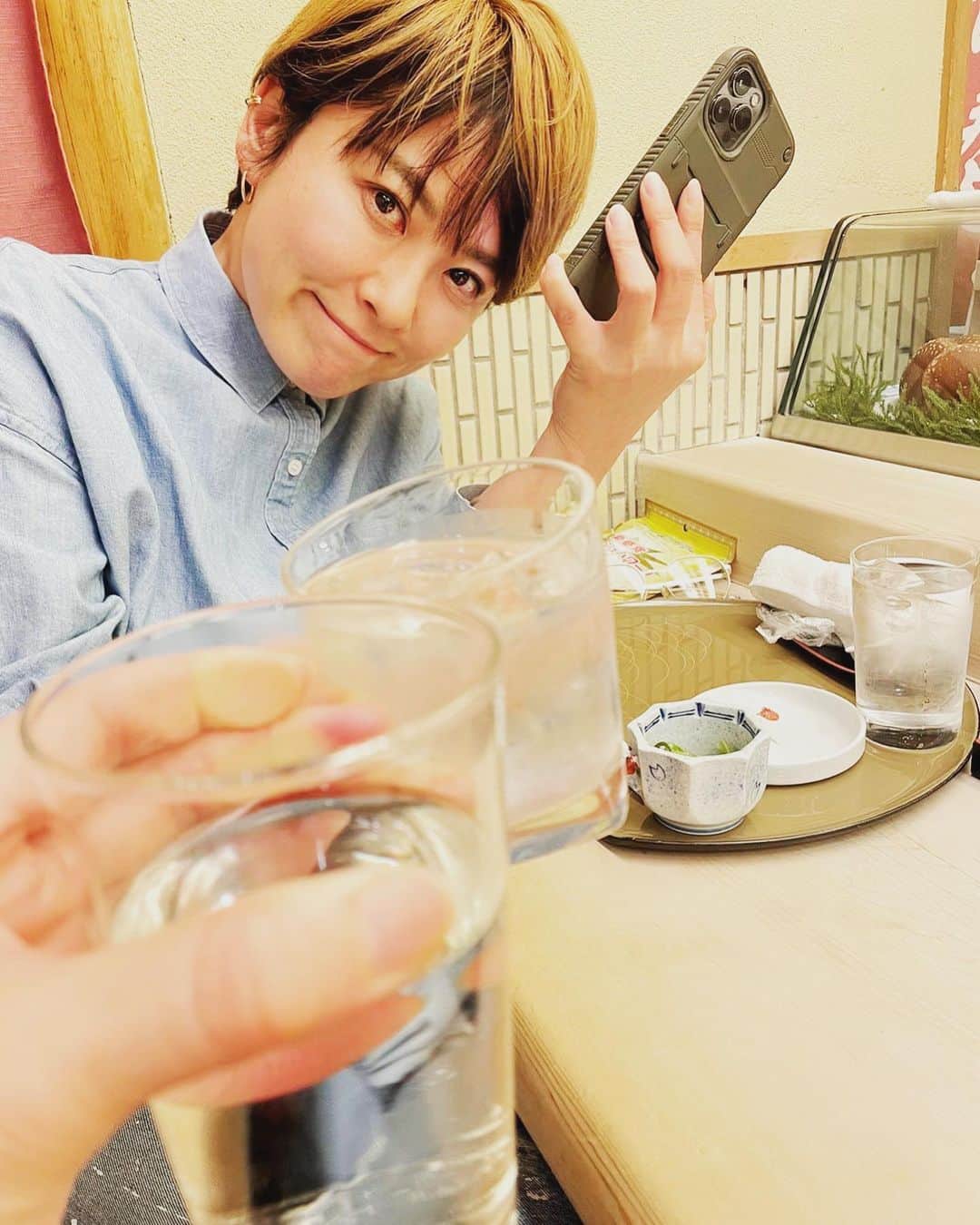 のインスタグラム：「3月はのんびりしております〜。 東京は桜も咲き出しましたね🌸  先日、上野の東京都美術館へ 「エゴン・シーレ」を友達と 観に行きました。 ここに来るのは父と 「バベルの塔」（ブリューゲル）を 観に来た以来なので、6年ぶり？！ なのでした。  そして不忍池、久々に来たなぁ。 17歳の夏休み、大学見学のつもりで、 青春18切符片手に早朝東京に着いて、 夏休みの予備校講習で同じく東京に来ていて 上野に泊まってるという 友達の宿を探していたら、 不忍池でスーパー迷子になって、 道端でちょっとベソかいてたら、 赤帽トラックのお兄さんに 「大丈夫？」って声をかけられて めちゃくちゃ警戒して、その場を 野良猫みたくダッシュして逃げたんだけど、 そしたらまたもっともっと迷って、、。  その後は、心配して遠目で様子を見ててくれたお兄さんにもう一回声をかけてもらえて、友達の宿泊先のホテルまで乗っけてってもらったという。。（結局自分は不忍池の池をぐるぐる周っていただけで、実はそこからは2分もかからないところだった。） そのホテルの名は弥生会館。懐かしい。 今の人はスマホあるから絶対そんな事には ならんよね😅  あの時のお兄さんのご親切忘れてませんでした。 ありがとうございました😇  不忍池の池をながめていたら、 あっという間に そんな過去へタイムスリップ。  あゝ、青春の思い出の街 上野。  てことでカンパーイ😸🍻  #上野 #東京都美術館 #エゴンシーレ #バベルの塔 #ブリューゲル #不忍池 #鬼太郎寿司 #目が赤い　🤣」