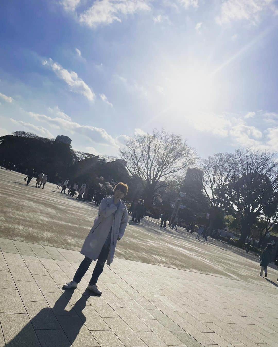 鈴木砂羽さんのインスタグラム写真 - (鈴木砂羽Instagram)「3月はのんびりしております〜。 東京は桜も咲き出しましたね🌸  先日、上野の東京都美術館へ 「エゴン・シーレ」を友達と 観に行きました。 ここに来るのは父と 「バベルの塔」（ブリューゲル）を 観に来た以来なので、6年ぶり？！ なのでした。  そして不忍池、久々に来たなぁ。 17歳の夏休み、大学見学のつもりで、 青春18切符片手に早朝東京に着いて、 夏休みの予備校講習で同じく東京に来ていて 上野に泊まってるという 友達の宿を探していたら、 不忍池でスーパー迷子になって、 道端でちょっとベソかいてたら、 赤帽トラックのお兄さんに 「大丈夫？」って声をかけられて めちゃくちゃ警戒して、その場を 野良猫みたくダッシュして逃げたんだけど、 そしたらまたもっともっと迷って、、。  その後は、心配して遠目で様子を見ててくれたお兄さんにもう一回声をかけてもらえて、友達の宿泊先のホテルまで乗っけてってもらったという。。（結局自分は不忍池の池をぐるぐる周っていただけで、実はそこからは2分もかからないところだった。） そのホテルの名は弥生会館。懐かしい。 今の人はスマホあるから絶対そんな事には ならんよね😅  あの時のお兄さんのご親切忘れてませんでした。 ありがとうございました😇  不忍池の池をながめていたら、 あっという間に そんな過去へタイムスリップ。  あゝ、青春の思い出の街 上野。  てことでカンパーイ😸🍻  #上野 #東京都美術館 #エゴンシーレ #バベルの塔 #ブリューゲル #不忍池 #鬼太郎寿司 #目が赤い　🤣」3月23日 10時08分 - bombon_sawa