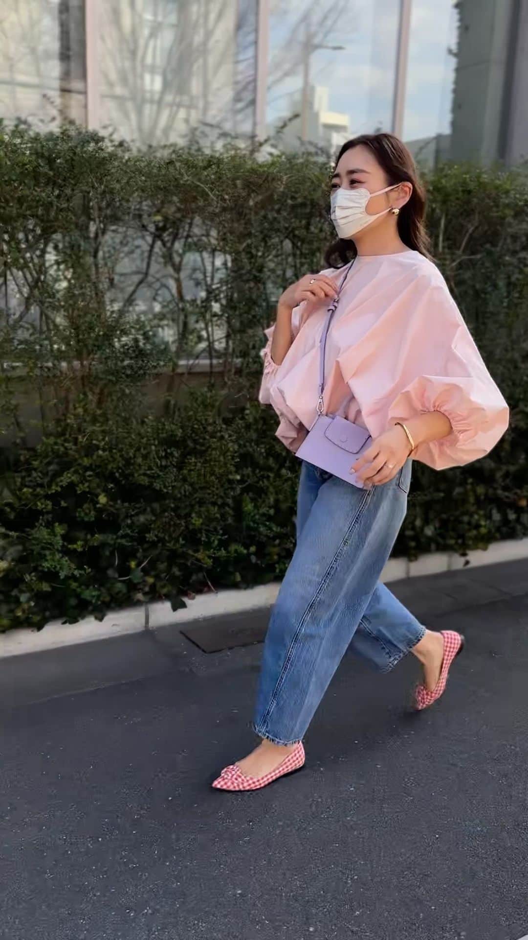 Keikooooooのインスタグラム：「今夜21時よりpre summer collection の 予約発売開始です。お見逃しなく☺️💗  ✔︎fluffyblouse（baby pink） ¥19,800 taxin   blouse @liten.official  denim @zara  pumps @ohga bag @zara  #ママコーデ#カジュアル#カジュアルコーデ #シンプル#シンプルコーデ #春コーデ#夏コーデ#コーデ #コーディネート#リテン#liten#zara購入品 #ザラ」