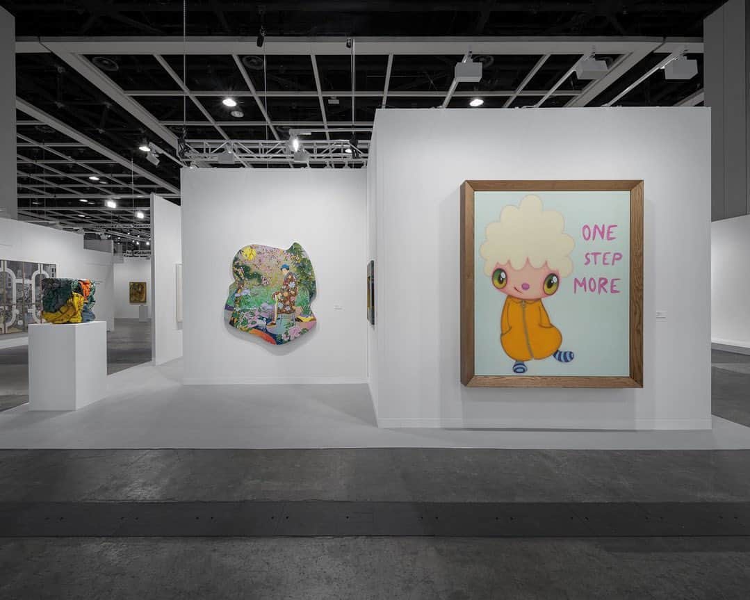 松山智一のインスタグラム：「Wishing its all back to normal 😷 feelin’ the enegry 🥳 from art lovers feeds, at @artbasel Hong Kong with @alminerech 🇭🇰🖼️👋」