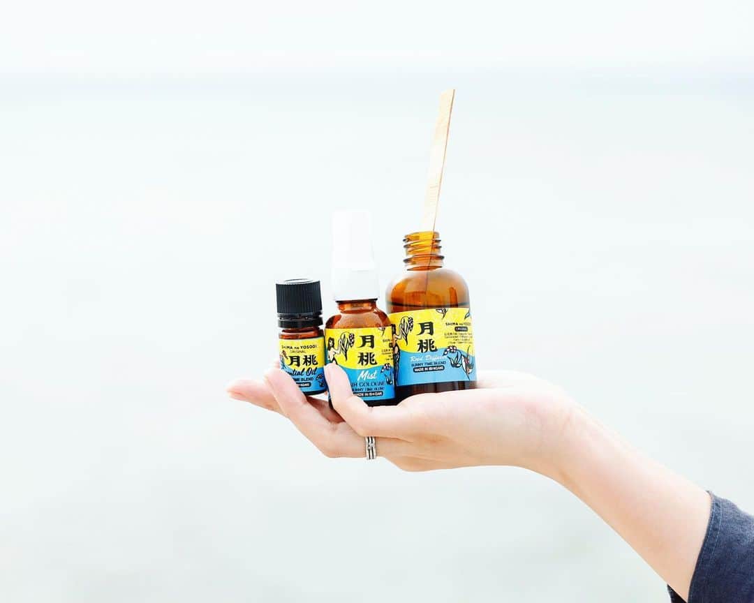 セソコマサユキのインスタグラム：「島の装い。の香りが、絶賛開催中の「島の装い。展」でひっそりデビューしとります。石垣島SunnyTimeの石嶺蘭沙ちゃんとのコラボ。  第一回の島の装い。展から参加してくれて、島の装い。STOREでの商品の取り扱いだけでなく、POP UPの開催、島の装い。展 in 浦和PARCOへの出店など、島の装い。といくつもの時間を過ごしてくれたSunnyTimeとして、「島の装い。」という存在を香りで表現してくれました。それは、柑橘のような爽やかさと同時に新緑の芽吹きのような自然のエネルギーも感じつつ、、、いや、香りを言葉にするのって難しいな。その香りをどう受け止めるかは、その人次第で良い気がします。ともかく、誰かにとって日々の暮らしを豊かに装うような香りになったら嬉しいです。  エッセンシャルオイルとミスト、ディフューザーの３種類があります。蘭沙ちゃんが「香りをつくる道しるべに」と紡いでくれた言葉もとっても素敵で、会場のPOPに書いてあるの読んでもらえたらうれしいです。「島の装い。×つくり手」シリーズは、ずっとやりたかったことのひとつなので第一弾ができてうれしい。会場にはテスターもあるのでぜひ試してみてくださいね。  ではでは、島の装い。展後半も、引き続きサンエーパルコシティで待ってまーす！  @shimanoyosooi_project  @sunnytime_ishigaki  @parcocity_official   #沖縄 #島の装い展 #島の装いプロジェクト #sunnytime #石垣島 #浦添西海岸サンエーパルコシティ」