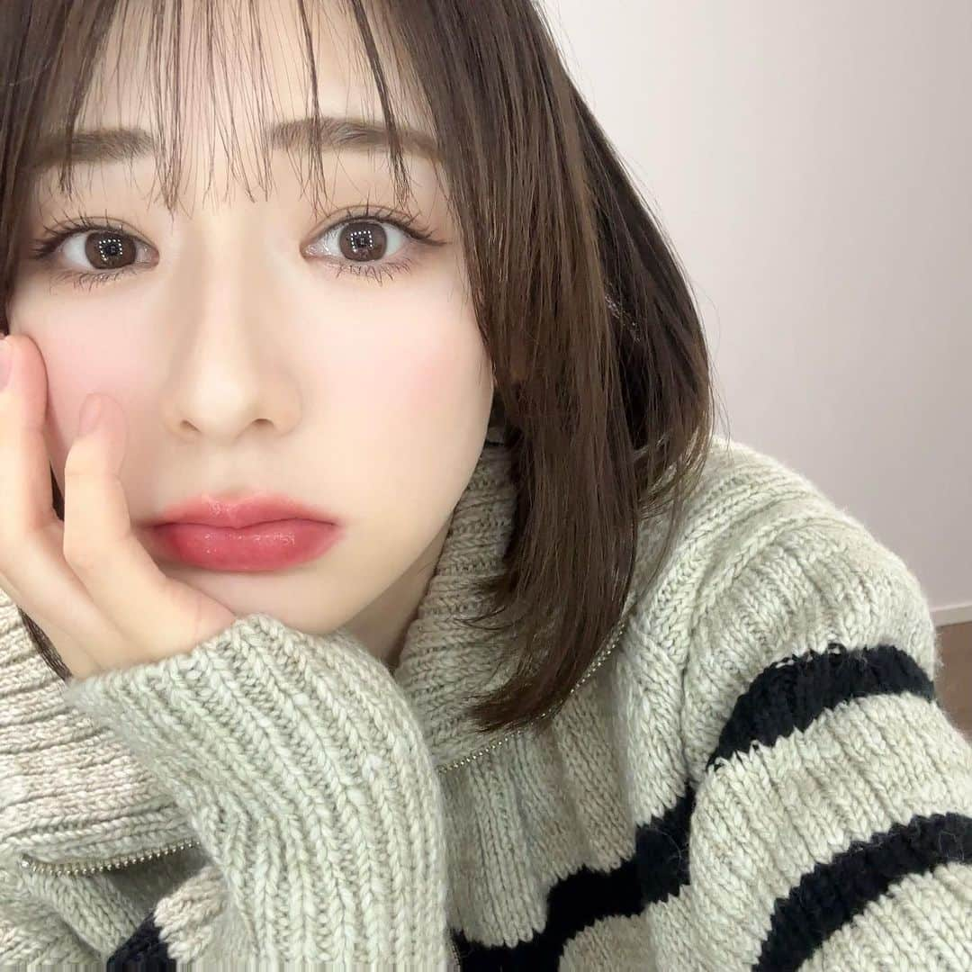 永棟安美のインスタグラム：「少し前にストーリーにあげた写真、コスメ何使ってるのかの質問たくさん頂いていたので2枚目に使用コスメ載せてます🤳💡 ⁡ ＿＿＿＿＿＿＿＿＿＿ ⁡ @cledepeaubeaute  ヴォワールルミヌ ⁡ @diorbeauty  ディオールスキンフォーエヴァースキンコレクトコンシーラー 0N ⁡ @cezannecosmetics  ストレッチコンシーラー 30 ⁡ @lauramercier  シークレットカモフラージュN SC-2 ⁡ @lauramercier  シークレットブラーリングパウダーフォーアンダーアイズ ⁡ @lauramercier  トランスルーセントルースセッティングパウダートーンアップローズ ⁡ @lauramercier  トランスルーセントルースセッティングパウダーライトキャッチャー 01 ⁡ @whomeeigari  ちっちゃ顔シャドウ ⁡ @maquillage_jp  アイブロースタイリング3D 70 ⁡ @chanel.beauty  スティロスルスィルウォータープルーフ 816 ⁡ @maquillage_jp  アイブローカラーワックスN 100 ⁡ @chanel.beauty  レキャトルオンブル 308 ⁡ @chanel.beauty  レキャトルオンブル 68 ⁡ @jillstuartbeauty  アイダイヤモンドグリマー 04 ⁡ @kpalette_jp  リアルラスティングアイライナー24hWP DB ⁡ @oceantokyonet  シェーディングアイライナー ブラウン ⁡ @diorbeauty  マスカラディオールショウアイコニック オーバーカール 694 ⁡ @diorbeauty  ディオールアディクトリップグロウ 1947 ⁡ @chanel.beauty  ルージュアリュールラック 62 ⁡ ＿＿＿＿＿＿＿＿＿＿ #コスメ記録 #メイク #メイクアップ #コスメ大好き」