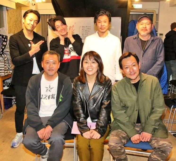 重松隆志のインスタグラム：「主演映画‼️撮影は4月まで続きまーす😁 バッキバキの体とガッラガラの喉でやりきるで～～！今日は撮休😴  #越坂組  ヒロイン #長谷川千紗 #川瀬陽太 さん達と❗️#範田紗々 ちゃんも一緒やで～～✌️ #映画 #重松隆志」