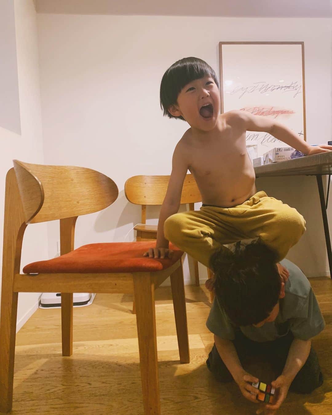 花盛友里のインスタグラム：「次男まじひどいことがわかる一枚が撮れました。  王様です。」
