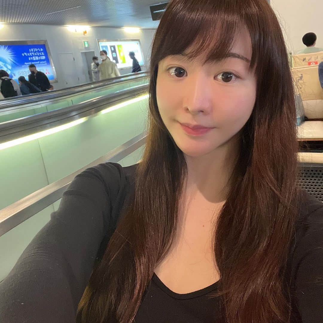 歩りえこさんのインスタグラム写真 - (歩りえこInstagram)「羽田空港です✈️ほぼ寝てないw 飛行機で爆睡しまーす😪💤 明日東京へ帰るよ♪ さて、どこへ行くでしょう？ ------- ⁡ 🌸歩りえこオフィシャルファンクラブ 【DMMオンラインサロン】 https://lounge.dmm.com/detail/6292/ ⁡ 🌸『ブラを捨て旅に出よう』(講談社文庫) https://amzn.asia/d/bPt23Tz ⁡ 🌸【特典画像４３カット付き】歩りえこ１ｓｔ写真集スフィア(講談社/撮影：山岸伸) amzn.to/3yytQ6n ⁡ お仕事や案件のお問い合わせ ↓ riekoayumi@gmail.com ※お名前、会社名、概要、電話番号お願い致します。 (メールはスタッフの返信/SNSのDM返信不可です🙇‍♀️) ⁡ #歩りえこ #熟女 #インスタグラビア　　#instalove #follow #グラビア #扎心了 #like #tokyo #ootd #style #photo #sexybody #love #instagravure #맞팔 #关注 #东京 #model #Japanesegirl #photooftheday #tbt #igers #instadaily #eimy #eimyistoire #熟女好き #熟女好きとつながりたい」3月23日 10時53分 - riekoayumi