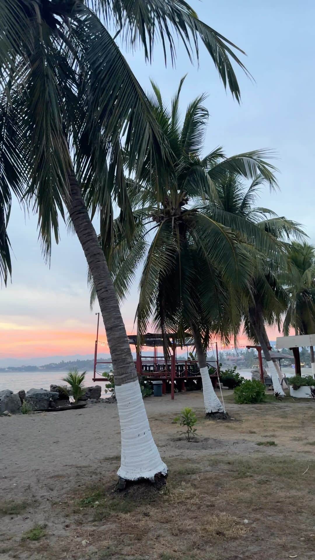 ジェイミー・チャンのインスタグラム：「Caught some waves and celebrated @ashnnee in this little slice of heaven.」