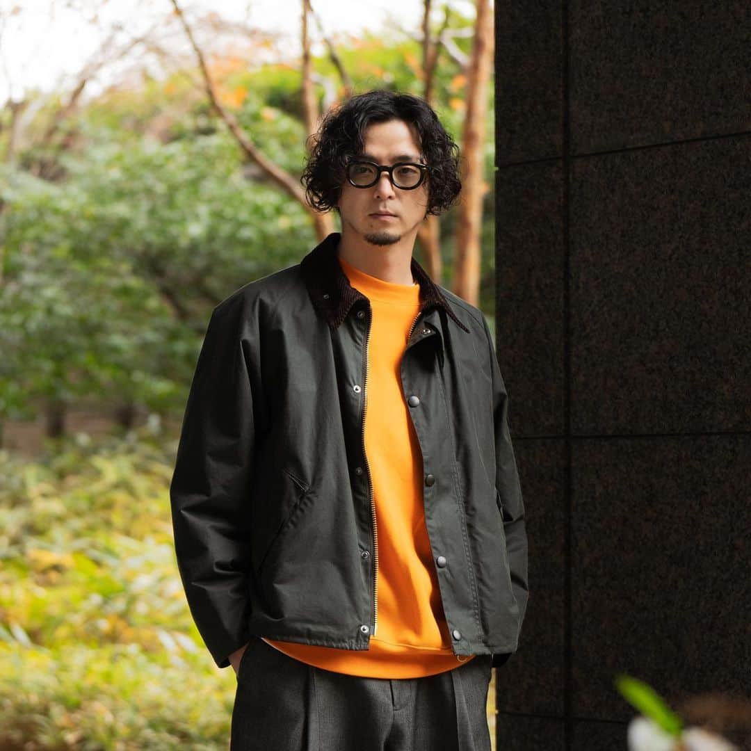 Barbour Japanのインスタグラム：「"スペイ以上、ビデイル未満”の程よい短丈が人気のTransport。 バブアーのジャケットがブライトカラーのインナーにも驚くほど合うと証明してくれたスタイリングに、拍手👏  📷: @lilymelitarou  #BarbourWayOfLife #BarbourJapan #バブアー」