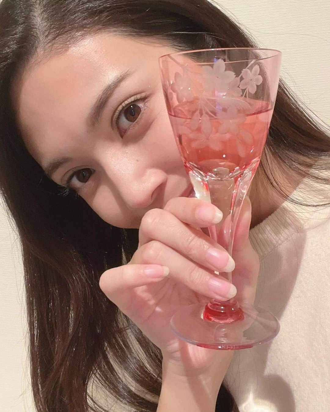 田中道子のインスタグラム：「3月も後半に入ったけどまだまだ肌寒いですねー！桜も咲いたらしいけどまだ見かけてない…から、私は家で先取り花見😋🌸🥂 桜のモチーフのグラスが色も淡いピンクで本当かわいいの😘👏グラスの中も桜になってて眺めてるだけで癒される🥰 4月から新しいことにも色々とチャレンジして走り回ろうと思ってるから、おうち時間は癒しの時間にするー！🥳 新生活にそわそわしてる皆さん！ 一緒に気合い入れて頑張りましょ〜〜！！  #桜 #花見 #カガミクリスタル #kagamicrystal #江戸切子」