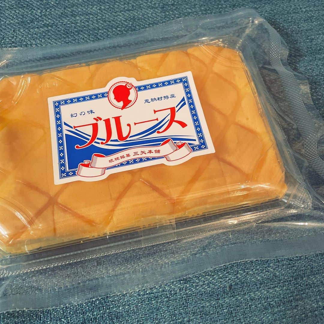ナカヤマユキコのインスタグラム：「.    幻の味 🌊             . . . . #三矢本舗  #ブルース #サーターアンダギー  #沖縄土産 #幻の味ブルース」