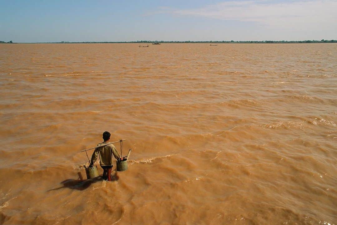 Michael Yamashitaのインスタグラム：「Today is World Water Day, held on March 22 every year since 1993, celebrating water and raising awareness of the 2 billion people living without access to safe water. I would like to focus on the the Mekong River which is facing an uncertain future.  The river and the people that rely on it are in crisis, facing the impact of climate change, extreme weather conditions, hydropower, overfishing, pollution and dam constructions upstream. Here are some scenes from the early 90’s when the river was healthy and peace reigned in a region which had suffered mostly man made disasters from decades of war.  #mekong #mekongriver #cambodia」