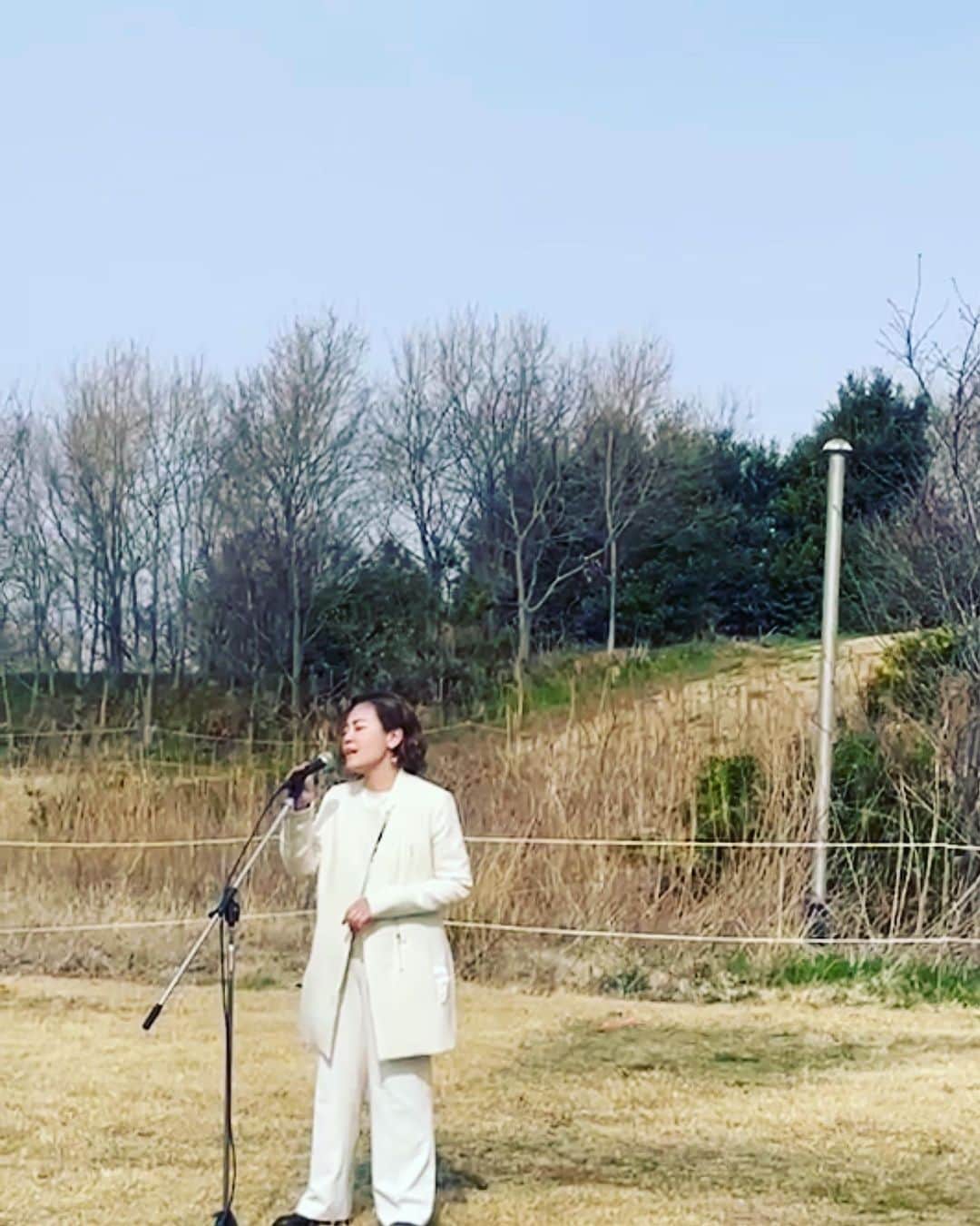 佐野碧のインスタグラム：「海の森公園にてゲスト出演✨  ここはゴミの埋め立てで作られた土地。皆で木を植え少しずつ出来上がっている場所。 2年後に正式オープン！！  ライブ後は子供たちとドッチボールしたり、トランポリンしたり^ ^  真っ白な服も汚すほど楽しみました☺️  ありがとうございます。  #海の森　#海の森公園　#野外フェス　#野外ライブ　#無人島　#東京都　#楽しい時間　#aoisano」