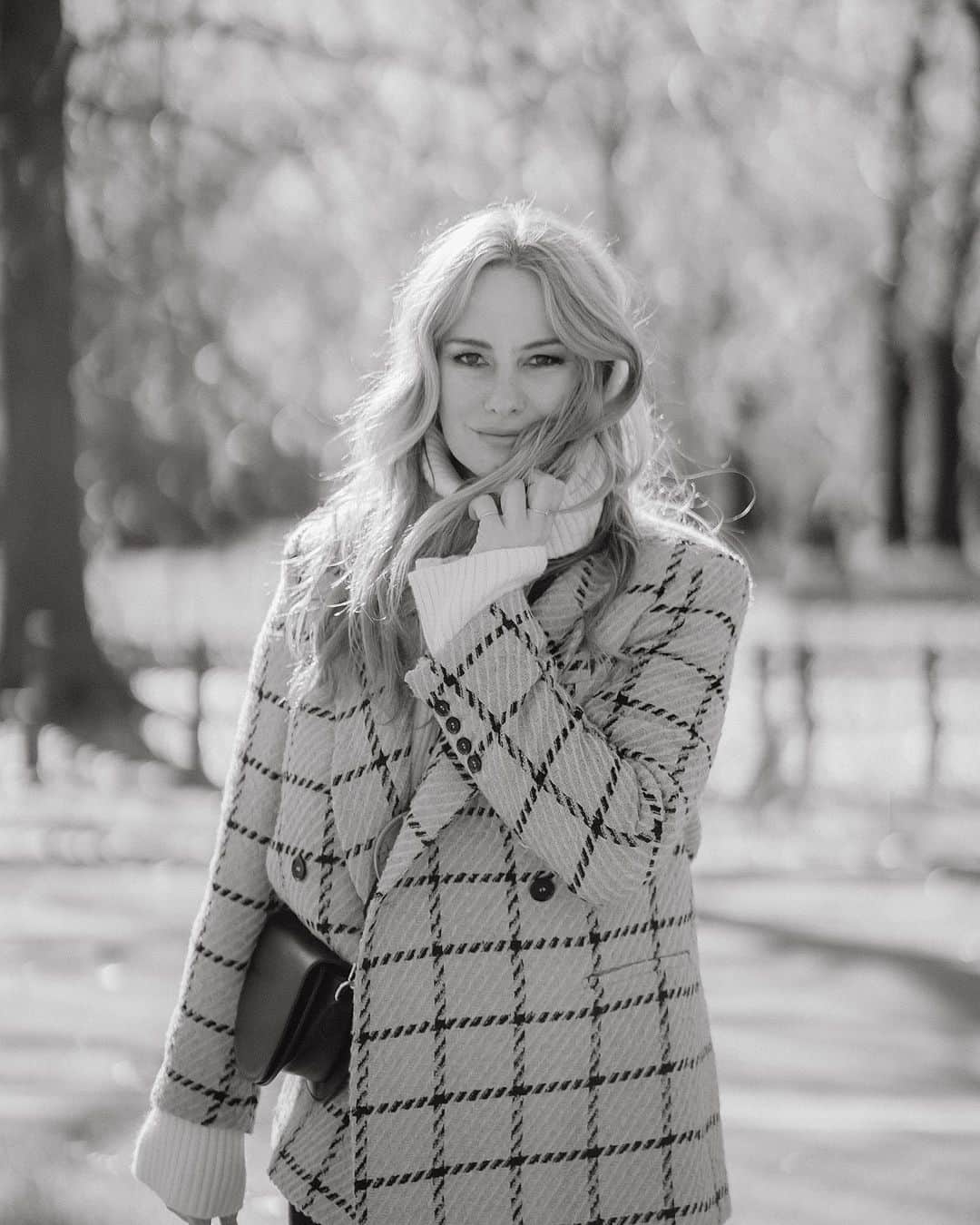 サマンサウィルスのインスタグラム：「Rugged up a few weeks ago in Central Park….Spring blossoms coming soon for spring. 🌸  Unpopular opinion, but I am going to miss the chilly weather! Felt like a shorter winter and only a few snow flurries!   But beautiful things always happen in spring xx   Photography by @corinneparker」
