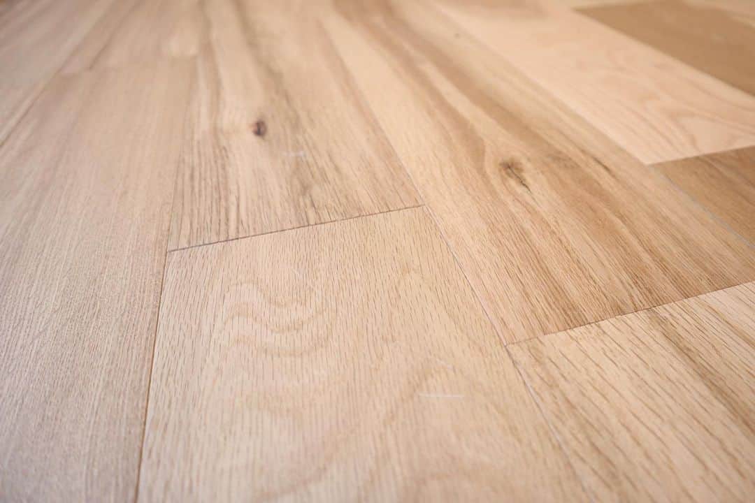 株式会社トーヤハウスさんのインスタグラム写真 - (株式会社トーヤハウスInstagram)「. 自然素材にこだわったおうち🏡 . 一般的に使われる床材は、合板といって木の板を張り合わせた材を使い、表面にはコーティングしてできた塗膜ができます。 一方、無垢材は一本の木から作られる材のため木の板の張り合わせがなく、表面は塗膜を張らない自然な風合いのでる処理を施します🌳 そのため、木本来の気持ちいい肌触りが保たれます💡 . #無垢材#無垢材の床#自然素材#自然素材の家#木の家#熊本#熊本新築#熊本リフォーム#熊本モデルハウス#モデルハウス#新築#新築戸建#家づくり#家づくりアイデア#おうち時間」3月23日 11時19分 - toyahouse.jp