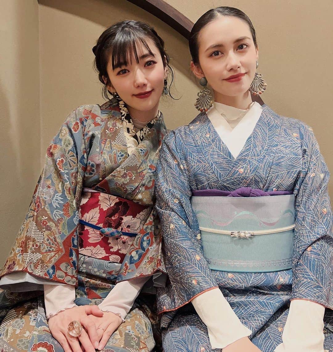 松嶋初音のインスタグラム：「人生で初めて人に着付けしました〜！ みさえちゃん美麗よ〜！もうどんどん美しくなるからビックリしちゃう。  鬼のように「絶対ブルベ！ブルベの着物着せるから絶対ブルベのシャドウにして😡」と言い続けた甲斐が有りました。  ヘアアレンジして髪飾りつけて、イヤリングも選んで、着せ替え人形状態にして本当に楽しすぎました。  ハマりそう〜。 アンティーク着物もう少し買い集めたいなあ。置く場所が……。   #着付け  #アンティーク着物  #着こなし  #着物コーディネート」