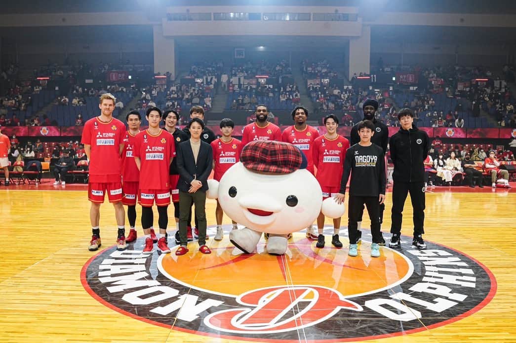 岡田健太郎のインスタグラム：「3月22日(水) 名古屋ダイヤモンドドルフィンズのホームゲームで 試合前挨拶をさせていただきました！ チュウキョ〜くんと一緒に！  会場のドルフィンズファミリーのみなさんの温かさも 全身に感じました！  試合はと言うと… ブザービーターでの劇的勝利！ 大興奮の幕切れでした！ いよいよシーズンも終盤戦、 ぜひ、ドルフィンズの戦いに注目して下さい！  写真提供:名古屋ダイヤモンドドルフィンズ  #Bリーグ #名古屋ダイヤモンドドルフィンズ #名古屋D #名古屋 #バスケットボール#バスケ #中京テレビ #アナウンサー #岡田健太郎」