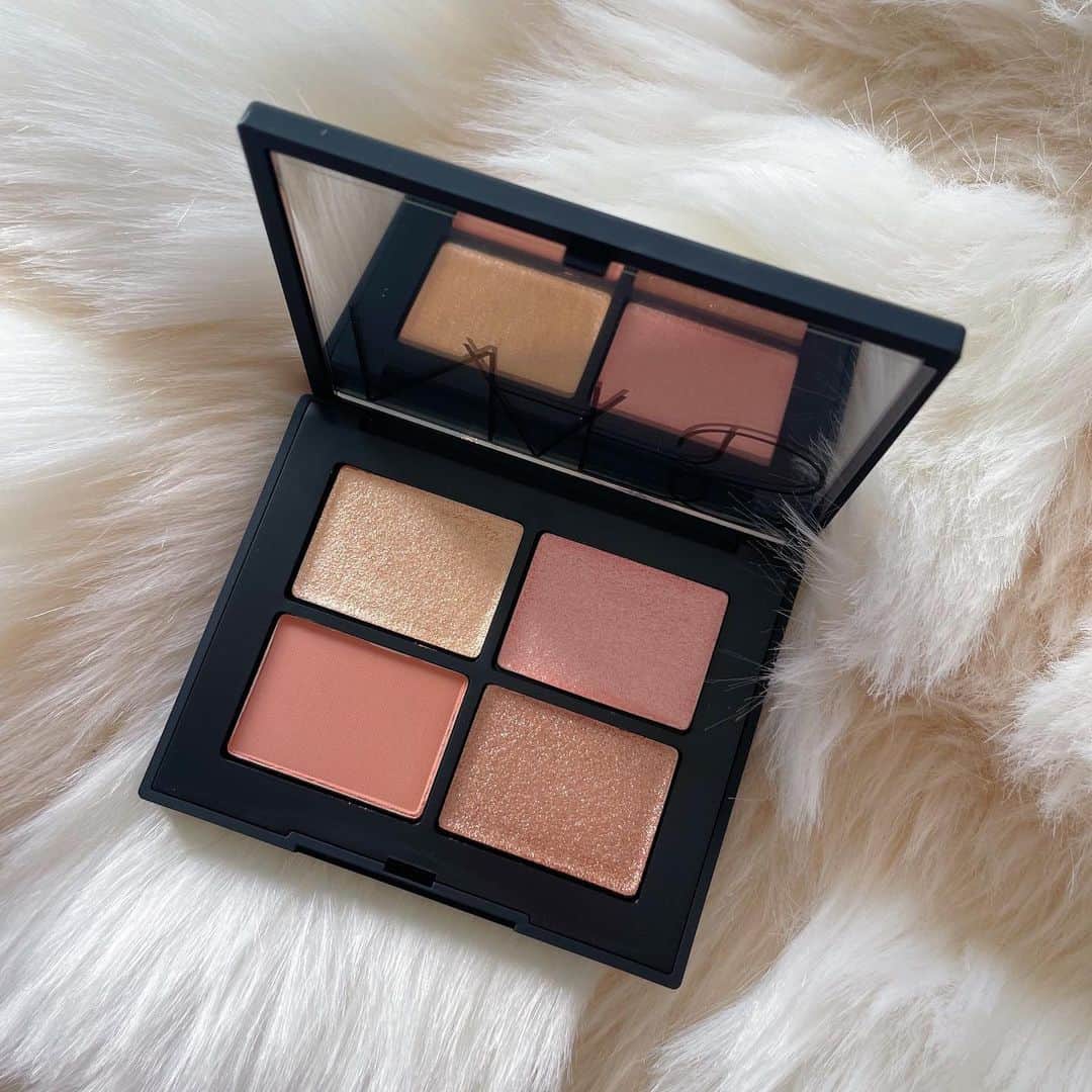 平野友里（ゆり丸）のインスタグラム：「💄  最近のお気に入りコスメ❤︎  NARS クワッドアイシャドー 1801  マットもグリッターもラメも 全部入ってて、マルチに使えて とってもかわちい🥹🤍  ライブメイクも、デイリーメイクも毎日使ってる〜〜🥰🤍  コーラルでかわちい🎀  おしゃれしておでかけしたいな〜  ・ ・ ・ ・  #ナーズ #NARS #narscosmetics #デパコス #お気に入り #お気に入りコスメ #デパコス #デパコスアイシャドウ #デパートコスメ #コスメ #コスメレポ #コスメ紹介 #コスメレビュー #コスメ部 #コスメ好き #アイシャドウ #アイシャドウパレット #女子力向上委員会 #女子力アップ #ゆり丸 #アイドル」