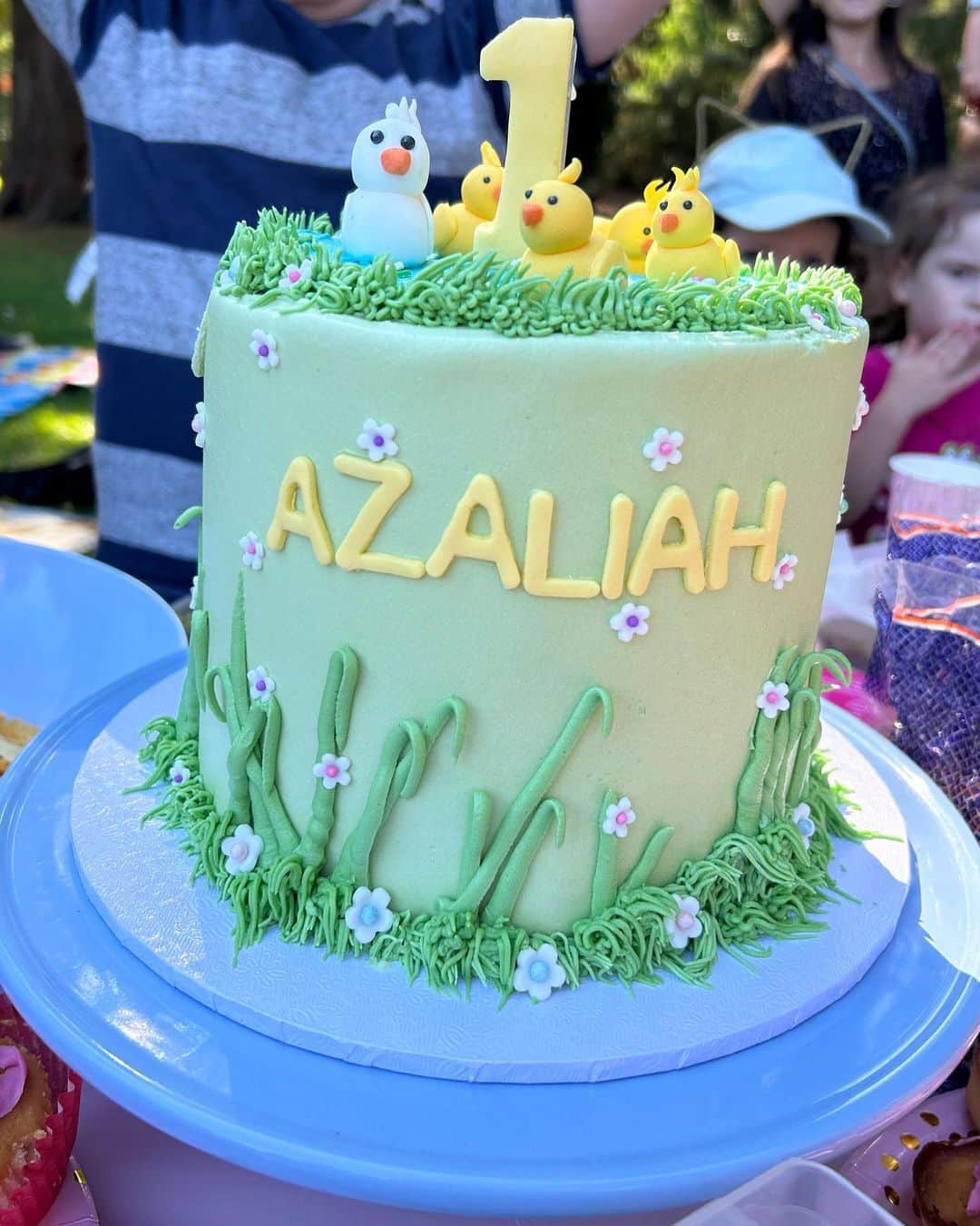 アンジェラ・ペティさんのインスタグラム写真 - (アンジェラ・ペティInstagram)「Happy 1st Birthday to our very precious daughter Azaliah💕💕💕  Being your Mum is the best thing that has ever happened to me!   Can't believe it's a year since your very early arrival into this world, 5 weeks before your due date!   We had a tough start with not being able to be in NICU with you for 5 days, due to your Daddy and I getting covid 2 days after you were born. But we are so thankful that you stayed in good health and it was the best thing ever being reunited 5 days later! We then got to bring you home when you were 3.5 weeks old.   It's been such an incredible journey seeing you grow and learn each day.  Although you haven't been the best sleeper, and there have been some challenges along the way, there have been so many amazing moments!  We love seeing you develop and your sweet, kind, playful, cuddly, inquisitive, stubborn-at-times personality blossom!   You're doing so well with your milestones and have started standing up without holding onto things in the last couple weeks and taking the odd stop so we don't think it'll be long until you're walking by yourself!  Excited to spend a couple days away camping for the first time with you! ♥️♥️  We absolutely love being your parents and you have already taught us so much♥️  Looking forward to all of the adventures to come 💕  Photos from the day you were born and photos from over the last couple weeks including your birthday party last week! 🌸」3月23日 11時33分 - angie_run800m