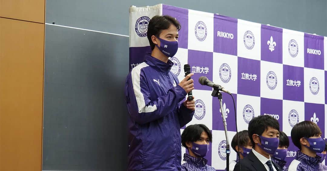 立教大学のインスタグラム：「男子駅伝チーム前主将・ミラー千本真章さん「チャンスは不平等」チャペルニュース寄稿文を紹介します  【チャンスは不平等】 今回立教新座中学から大学までの10年間を振り返りながら、皆さんに伝えられることを文章で綴りたいと思います。  私はある教授の言葉が頭にずっと残っています。「チャンスは不平等」。どういうことだろうとはじめは思いました。私達には平等な時間が与えられています。部活動に熱中する人もいれば、勉強に励み、高みを目指す人もいるでしょう。しかしチャンスはどうでしょうか。コロナ禍で多くの行事が無くなりました。スポーツの大会が中止になり、自身の能力を披露する場面もなく卒業した人もいるでしょう。そういった時の運に左右されることが、我々の周りには多く存在します。  2018年冬、私にはチャンスが舞い込んできました。「立教箱根駅伝2024」です。立教150周年に向けて箱根駅伝出場を目指すにあたり、陸上界のスーパースターである上野裕一郎選手を監督に招き、寮を新たに作り、選手が練習に励むというものでした。この朗報を隣のクラスの友人が、ショートホームルームの時に教えてくれて、物凄く興奮したのを昨日のことのように覚えています。すでに大学の練習に参加しており、入部は決めていたため、スター選手に教われる喜びは今でも忘れません。私達の代まではいわゆる非強化世代（スポーツ推薦がいない）、下の学年からは全国の名だたる強豪校から入部してきました。怖さもありましたが刺激をもらえるワクワク感の方が強く、一緒に生活する中で多くの学びがあり、一選手として大きく成長することができました。実際に実力面でもタイトル獲得や日本選手権にも出場することができ、監督の指導や支えてくださった方々には感謝しかありません。そして立候補して主将になったラストイヤー、箱根駅伝本選出場を決め55年ぶりに箱根路に「R」のユニフォームが戻ってきました。本選出場を決めた予選会の日の涙は一生の宝であり、歴史を動かした立教陸上部に携われたことを誇りに思います。  勿論ここまで楽しい時間ばかりではありませんでした。1年かかった怪我からの回復、コロナ禍による大会の中止、応援のない大会、チーム運営における失敗の日々。苦しみ悩み、もがいた時間があったからこそ生まれた、最高の瞬間を得ることができたのだと思います。そして発展途上であったチームの立ち上げである最初の4年間だからこそ得られた、唯一無二の経験はこの先一生色褪せないと私は思います。  皆さんの周りを見てください。どんなチャンスがありますか。その時でしか得られない経験がたくさんあります。もし一学年下だったら、上だったら、他大学に行っていたら、大きく人生は変わってくると思います。高校生であれば学科選びの際、キャンパスだけで選んでいませんか。どの学科に行って何を学びたいか考えていますか。留学やボランティアなど、世界に視野を向けてもいいと思います。自由の学府であるこの立教だからこそ掴めるチャンスに、いつでも飛び込める準備をしておくことが、最も大切なことだと私は思います。  ※本文はチャペルニュース第626号（2023年2・3月号）に掲載されたミラー千本真章さんの寄稿文です。  https://www.rikkyo.ac.jp/hakone2024/news/2023/mknpps0000025wil.html  #箱根駅伝 #立教箱根駅伝2024 #立教大学 #立教 #江戸紫」