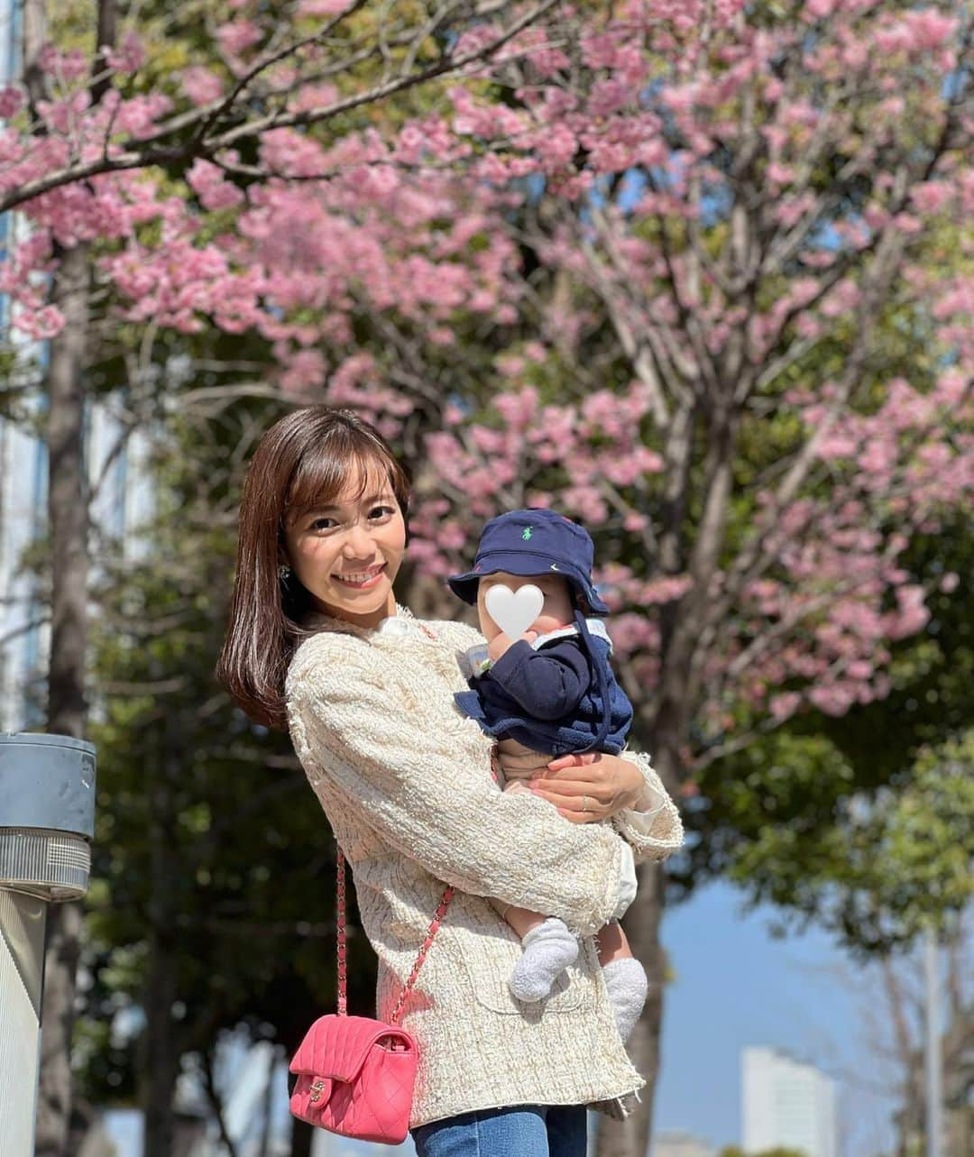 福山唯のインスタグラム：「🌸🌸🌸  大好きな桜の季節🌸 今日からの雨で散っちゃうのかなぁ🥹🌸  ツイードのアウターがちょうど良い季節💗 outer @chesty_official  @chestystyle_official   #coordinate #tweed #tweedjacket #cherryblossom #flowers #spring #お台場 #桜　#お花見　#ツイード #ママとぼーや🤍」