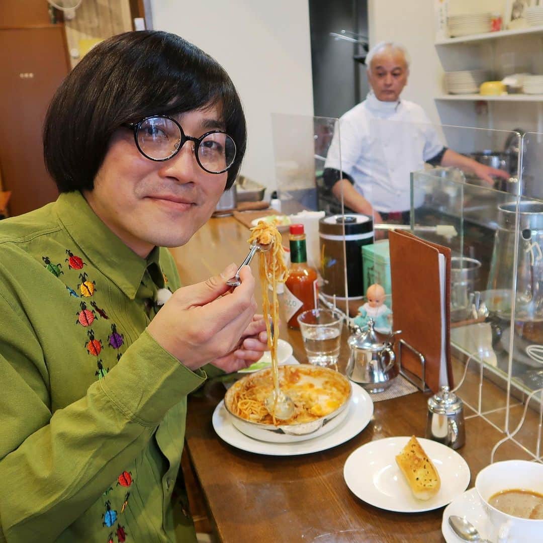 松原タニシさんのインスタグラム写真 - (松原タニシInstagram)「テレビ大阪「片っ端から喫茶店」で 阿倍野区北畠にある「カフェ＆パスタ Miyaji」さんに おじゃましました🍝  喫茶店なのに本格的なパスタメニューが豊富なお店でした😋 常連さんも大好きな"グラスパ"は、トマトパスタにグラタンソース&チーズがたっぷりかかったMiyajiさんのオリジナルメニュー🧀 お皿の中がまるでチーズの島でした🏝 美味しすぎて撮影後もずっと食べてました☺️  築70年の物件で営業されているMiyajiさんにちなんで、建物にまつわる怪談をしています👻  YouTube版でもご覧ください👀 https://youtu.be/DDGPU6qp5ig  #北畠  #Miyaji #ブレンドコーヒー #グラスパ #怪談 #片っ端から喫茶店 #テレビ大阪 #松原タニシ」3月23日 11時48分 - tanishi_m