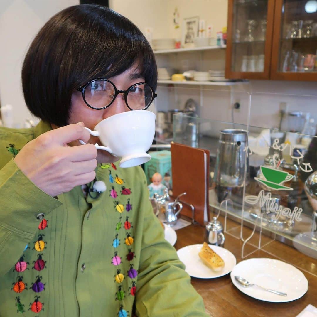 松原タニシさんのインスタグラム写真 - (松原タニシInstagram)「テレビ大阪「片っ端から喫茶店」で 阿倍野区北畠にある「カフェ＆パスタ Miyaji」さんに おじゃましました🍝  喫茶店なのに本格的なパスタメニューが豊富なお店でした😋 常連さんも大好きな"グラスパ"は、トマトパスタにグラタンソース&チーズがたっぷりかかったMiyajiさんのオリジナルメニュー🧀 お皿の中がまるでチーズの島でした🏝 美味しすぎて撮影後もずっと食べてました☺️  築70年の物件で営業されているMiyajiさんにちなんで、建物にまつわる怪談をしています👻  YouTube版でもご覧ください👀 https://youtu.be/DDGPU6qp5ig  #北畠  #Miyaji #ブレンドコーヒー #グラスパ #怪談 #片っ端から喫茶店 #テレビ大阪 #松原タニシ」3月23日 11時48分 - tanishi_m