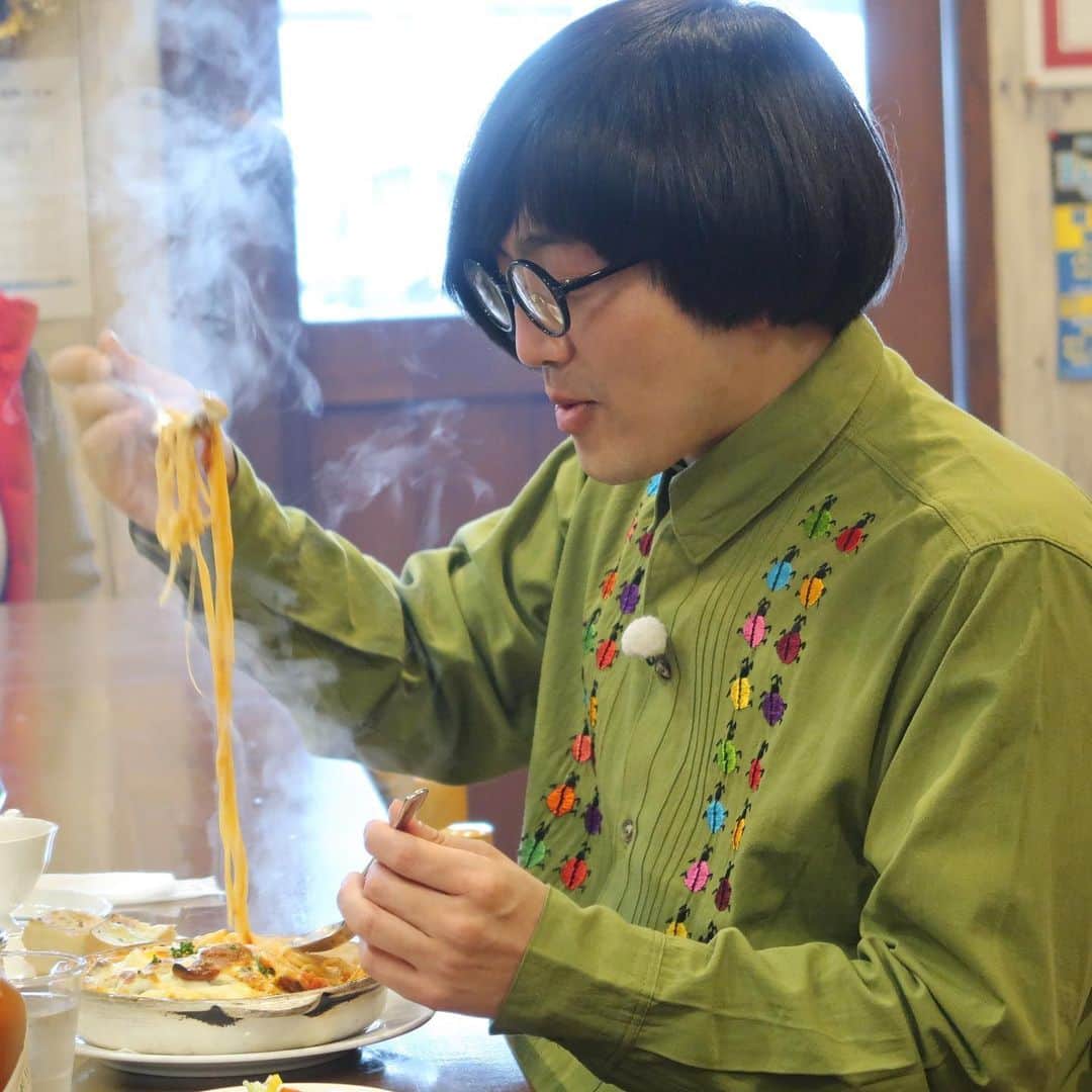 松原タニシのインスタグラム：「テレビ大阪「片っ端から喫茶店」で 阿倍野区北畠にある「カフェ＆パスタ Miyaji」さんに おじゃましました🍝  喫茶店なのに本格的なパスタメニューが豊富なお店でした😋 常連さんも大好きな"グラスパ"は、トマトパスタにグラタンソース&チーズがたっぷりかかったMiyajiさんのオリジナルメニュー🧀 お皿の中がまるでチーズの島でした🏝 美味しすぎて撮影後もずっと食べてました☺️  築70年の物件で営業されているMiyajiさんにちなんで、建物にまつわる怪談をしています👻  YouTube版でもご覧ください👀 https://youtu.be/DDGPU6qp5ig  #北畠  #Miyaji #ブレンドコーヒー #グラスパ #怪談 #片っ端から喫茶店 #テレビ大阪 #松原タニシ」
