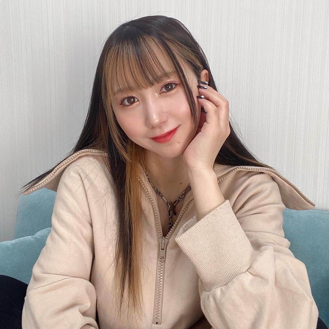 杉山優華のインスタグラム：「🌏🌏🌏 . . . 最近ハマってるお香☺️ . 寝る前に毎日焚いてるのですが、リラックス出来てお気に入りです。 白檀のウッドな香りが好みで香水もウッド系のものを使ってるのですが、このお香は私の理想😳😳 . . この白檀の香りは不安感とか緊張を和らげる効果があるらしくて、最近眠りが深いのはこれのおかげなのかも🍃🍃 . .  PR @aio_shop1 #aiojapan #お香 #老山檀香 #檀香 #白檀 #線香」