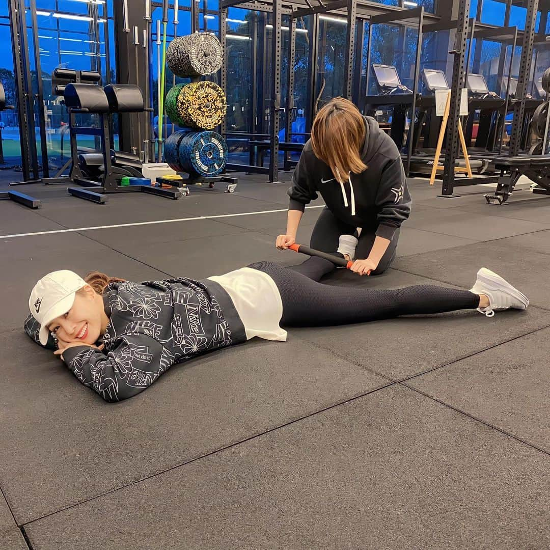 白田久子さんのインスタグラム写真 - (白田久子Instagram)「🔥🏋️💪 四国初 @crossfit.kochi で初めてのトレーニング …前の、ローラーでコロコロ平和にストレッチしてもらってる図😂この後凄まじいワークアウトが。多様な動作を短時間で行うので全身を鍛える事が出来て充実感満載です。次回はもっと負荷付けてやってみようとか思ったり思わなかったり笑 ・ 話しは変わり、今年開催される @bestbodyjapan 四国地方の審査員を務めます💁🏻‍♀️  ◆ 5/14(日)高松大会〜レグザムホール・小ホール  ◆ 6/24(土)松山大会〜松山市総合コミュニティセンター・キャメリアホール  ◆ 9/10(日)高知龍馬大会〜かるぽーと・大ホール  ◆ 10/8(日)四国大会〜高知県民文化ホール・オレンジホール  トレーニングやフィットネス頑張ってる皆さん、エントリーお待ちしてます✔ 四国地方盛り上げ隊として、私もトレーニングしながらモチベ上げてお待ちしてます🔥 #クロスフィット #クロスフィット高知 #ベストボディジャパン  #トレーニング女子  #高知子育て #年子ママ」3月23日 11時52分 - hisako_shirata