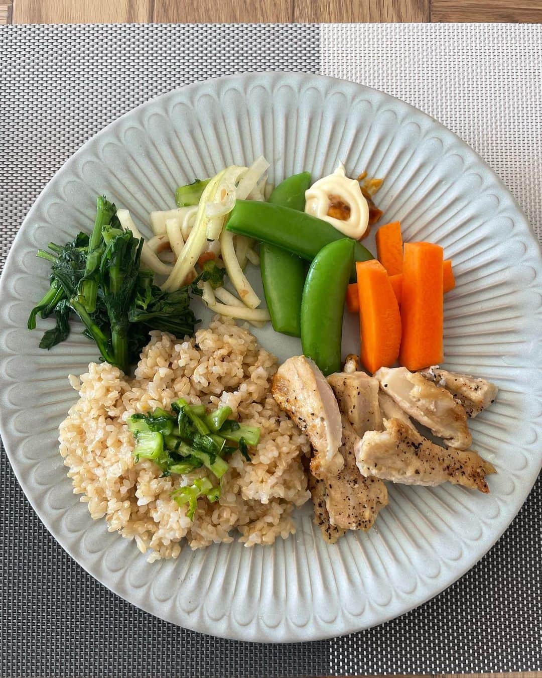 蔵下穂波さんのインスタグラム写真 - (蔵下穂波Instagram)「. またダイエット飯というか、健康ご飯？。 大体同じメニューですがww 適当に🤣👍  チャチャっと作って食べる！！ あとノンフライヤーがあるから すっごい便利です😆🔥  いつも極端なダイエットばっかりやってリバウンドしての 繰り返しだったから少しゆる〜くやってみようかなという 感じです。  運動は今は歩くくらい！！ だから、運動したくない！！って人にも おすすめじゃないかなー？？ しらんけど🤣🤣🤣  #다이어트식단 #일본#운동#헬스 #집밥 #집사 #ダイエット#健康食 #ヘルシーメニュー#食事記録 #美味しい#自炊  追伸,편한하게 다이어트 하면서 맛이있는것도 먹고 술도 맛이고싶어 ㅎㅎㅎㅎ 玄米水多めって書かれてたから多めにしたらお粥になった事が何回かあって自分にイラってしたwww」3月23日 11時53分 - honami_kurashita