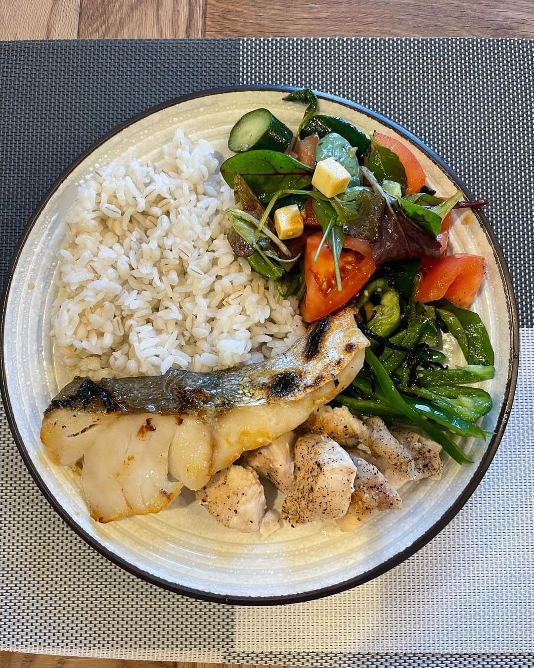 蔵下穂波さんのインスタグラム写真 - (蔵下穂波Instagram)「. またダイエット飯というか、健康ご飯？。 大体同じメニューですがww 適当に🤣👍  チャチャっと作って食べる！！ あとノンフライヤーがあるから すっごい便利です😆🔥  いつも極端なダイエットばっかりやってリバウンドしての 繰り返しだったから少しゆる〜くやってみようかなという 感じです。  運動は今は歩くくらい！！ だから、運動したくない！！って人にも おすすめじゃないかなー？？ しらんけど🤣🤣🤣  #다이어트식단 #일본#운동#헬스 #집밥 #집사 #ダイエット#健康食 #ヘルシーメニュー#食事記録 #美味しい#自炊  追伸,편한하게 다이어트 하면서 맛이있는것도 먹고 술도 맛이고싶어 ㅎㅎㅎㅎ 玄米水多めって書かれてたから多めにしたらお粥になった事が何回かあって自分にイラってしたwww」3月23日 11時53分 - honami_kurashita