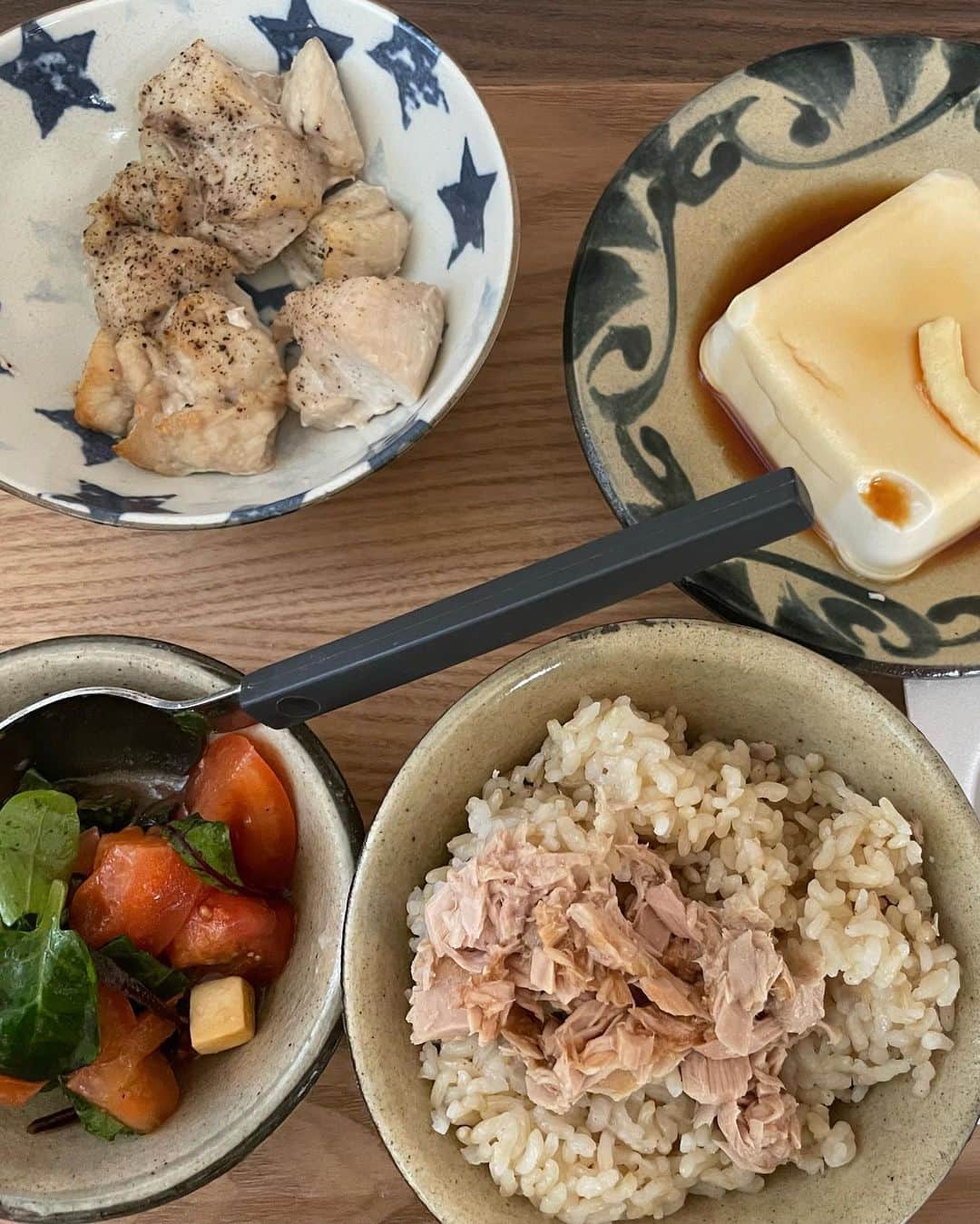 蔵下穂波さんのインスタグラム写真 - (蔵下穂波Instagram)「. またダイエット飯というか、健康ご飯？。 大体同じメニューですがww 適当に🤣👍  チャチャっと作って食べる！！ あとノンフライヤーがあるから すっごい便利です😆🔥  いつも極端なダイエットばっかりやってリバウンドしての 繰り返しだったから少しゆる〜くやってみようかなという 感じです。  運動は今は歩くくらい！！ だから、運動したくない！！って人にも おすすめじゃないかなー？？ しらんけど🤣🤣🤣  #다이어트식단 #일본#운동#헬스 #집밥 #집사 #ダイエット#健康食 #ヘルシーメニュー#食事記録 #美味しい#自炊  追伸,편한하게 다이어트 하면서 맛이있는것도 먹고 술도 맛이고싶어 ㅎㅎㅎㅎ 玄米水多めって書かれてたから多めにしたらお粥になった事が何回かあって自分にイラってしたwww」3月23日 11時53分 - honami_kurashita