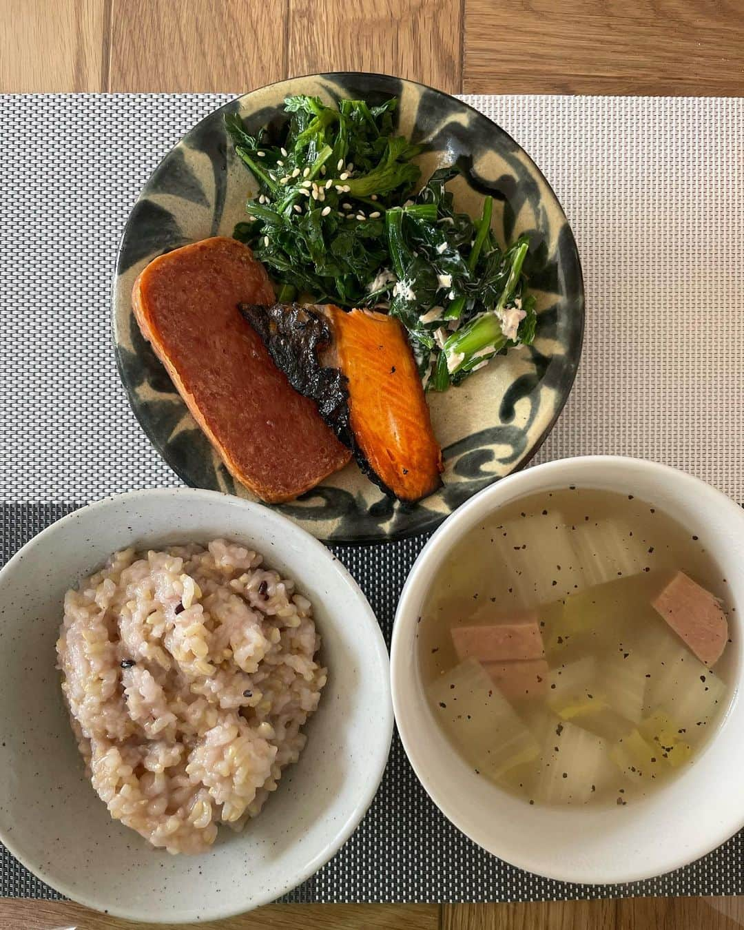 蔵下穂波さんのインスタグラム写真 - (蔵下穂波Instagram)「. またダイエット飯というか、健康ご飯？。 大体同じメニューですがww 適当に🤣👍  チャチャっと作って食べる！！ あとノンフライヤーがあるから すっごい便利です😆🔥  いつも極端なダイエットばっかりやってリバウンドしての 繰り返しだったから少しゆる〜くやってみようかなという 感じです。  運動は今は歩くくらい！！ だから、運動したくない！！って人にも おすすめじゃないかなー？？ しらんけど🤣🤣🤣  #다이어트식단 #일본#운동#헬스 #집밥 #집사 #ダイエット#健康食 #ヘルシーメニュー#食事記録 #美味しい#自炊  追伸,편한하게 다이어트 하면서 맛이있는것도 먹고 술도 맛이고싶어 ㅎㅎㅎㅎ 玄米水多めって書かれてたから多めにしたらお粥になった事が何回かあって自分にイラってしたwww」3月23日 11時53分 - honami_kurashita