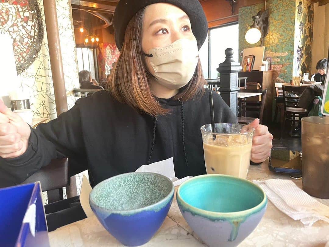 奥村愛子のインスタグラム：「🥣  こっちに残してなかった！  誕生日のお祝いにといただいた とっても綺麗な色の器  お茶碗にもなると言われたんだけど もったいなくてよそえない ひとまず鑑賞して そのあとクリップとか入れてみて そのあとお菓子 段階を踏もうと思います  ありがとう @kyon001 @0910shizuka @ひろみっく」