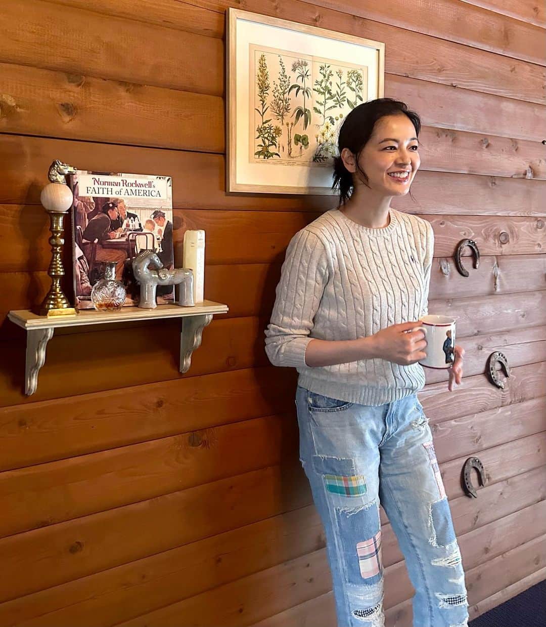 黒谷友香のインスタグラム：「皆さん、こんにちは😊 皆さんのところは雨、降ってるかな？ ともねぇは、今日は日中、大阪🐙におんねん。 大阪も雨☔️やで。  #ralphlauren#poloralphlauren#乗馬#馬#東京#tokyo#sdgs#ログハウス#着物#ハーブ#地球温暖化#ガーデニング#LOVOT #ラボット#diy#日本#日産 #nissan#EV#日産ariya#ai#大鵬薬品工業#バップフォーレディ#エビス#プレミアムケアハブラシ#いち瑠#黒谷友香」